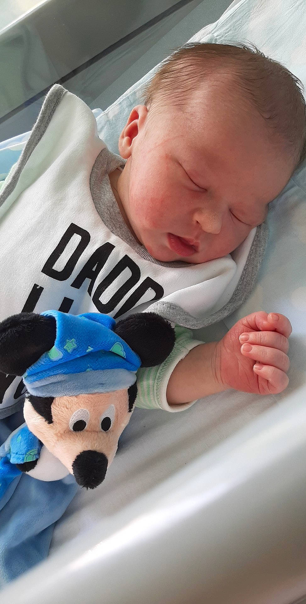 Esteban participe au concours pour gagner de l'argent avec cette photo : baby, child, nap, person, toddler