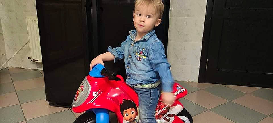 Esteban participe au concours pour gagner de l'argent avec cette photo : auto_part, automotive_design, automotive_lighting, automotive_tire, automotive_wheel_system, carmine, child, electric_blue, fun, happy, lap, motor_vehicle, person, riding_toy, sitting, tire, toddler, toy, toy_vehicle, vehicle