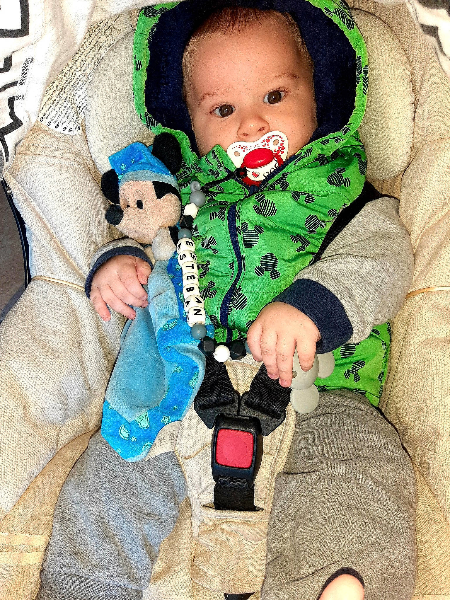 Esteban a rejoint le concours — aidez-le/la à gagner de superbes lots ! baby, baby_in_car_seat, baby_products, car_seat, cheek, child, outerwear, person, play, product, skin, toddler