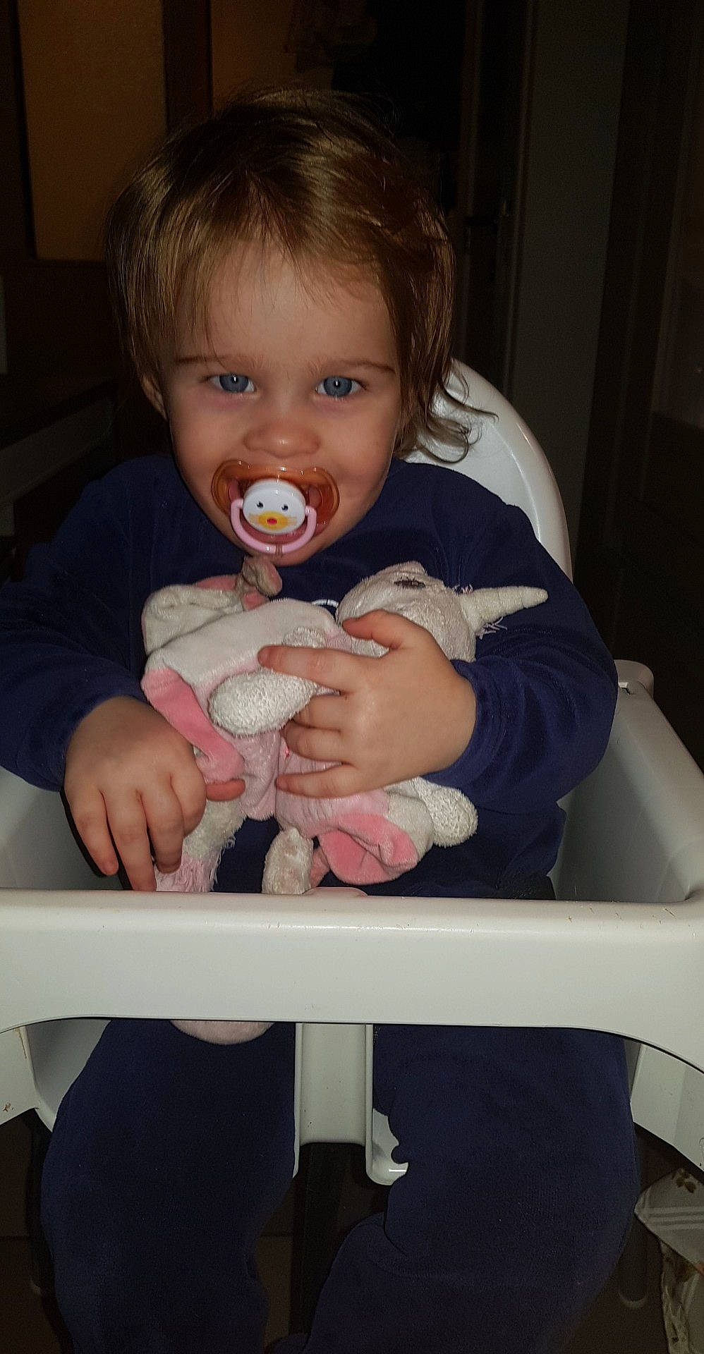 Loréna participe au concours pour gagner de l'argent avec cette photo : baby, baby_products, baby_safety, cheek, child, eye, finger, iris, joy, leg, lip, mouth, nose, person, product, sitting, skin, toddler