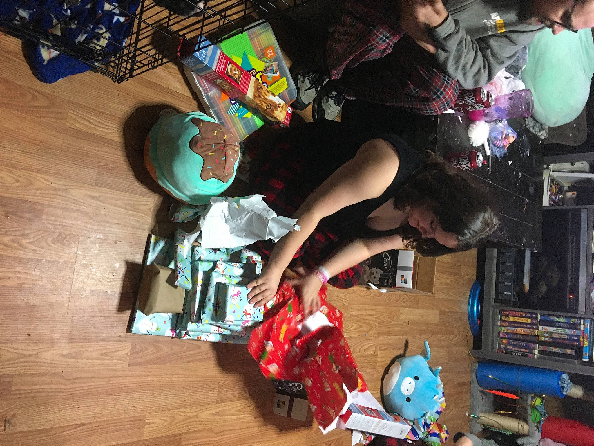 Natannjah is registered to the contest to win money with this photo: art, audio_equipment, costume, dance, electronic_instrument, entertainment, event, fun, hardwood, hat, leisure, party, person, room, t_shirt, thigh, wood