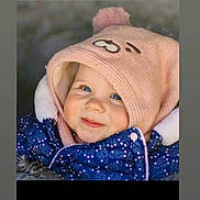 Romane a rejoint le concours — aidez-le/la à gagner de superbes lots ! baby, child, face, blue_eyes, knit_hat, pink_hat, bear_ears, winter_jacket, patterned_jacket, smile, outdoor, cold_weather, cute, portrait, cozy, warm_clothing, infant, happy, closeup, headwear