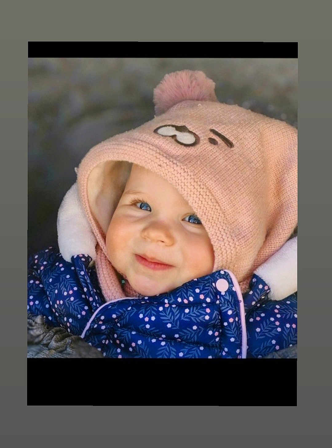 Romane a rejoint le concours — aidez-le/la à gagner de superbes lots ! baby, child, face, blue_eyes, knit_hat, pink_hat, bear_ears, winter_jacket, patterned_jacket, smile, outdoor, cold_weather, cute, portrait, cozy, warm_clothing, infant, happy, closeup, headwear