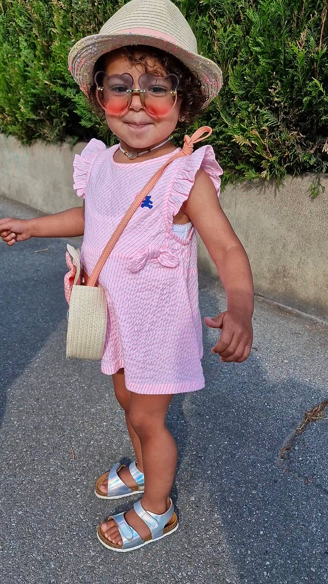 Linda a rejoint le concours — aidez-le/la à gagner de superbes lots ! asphalt, child, day_dress, dress, dress_shirt, eyewear, face, fun, grass, hat, joint, pattern, person, pink, plant, sleeve, smile, summer, sun_hat, toddler