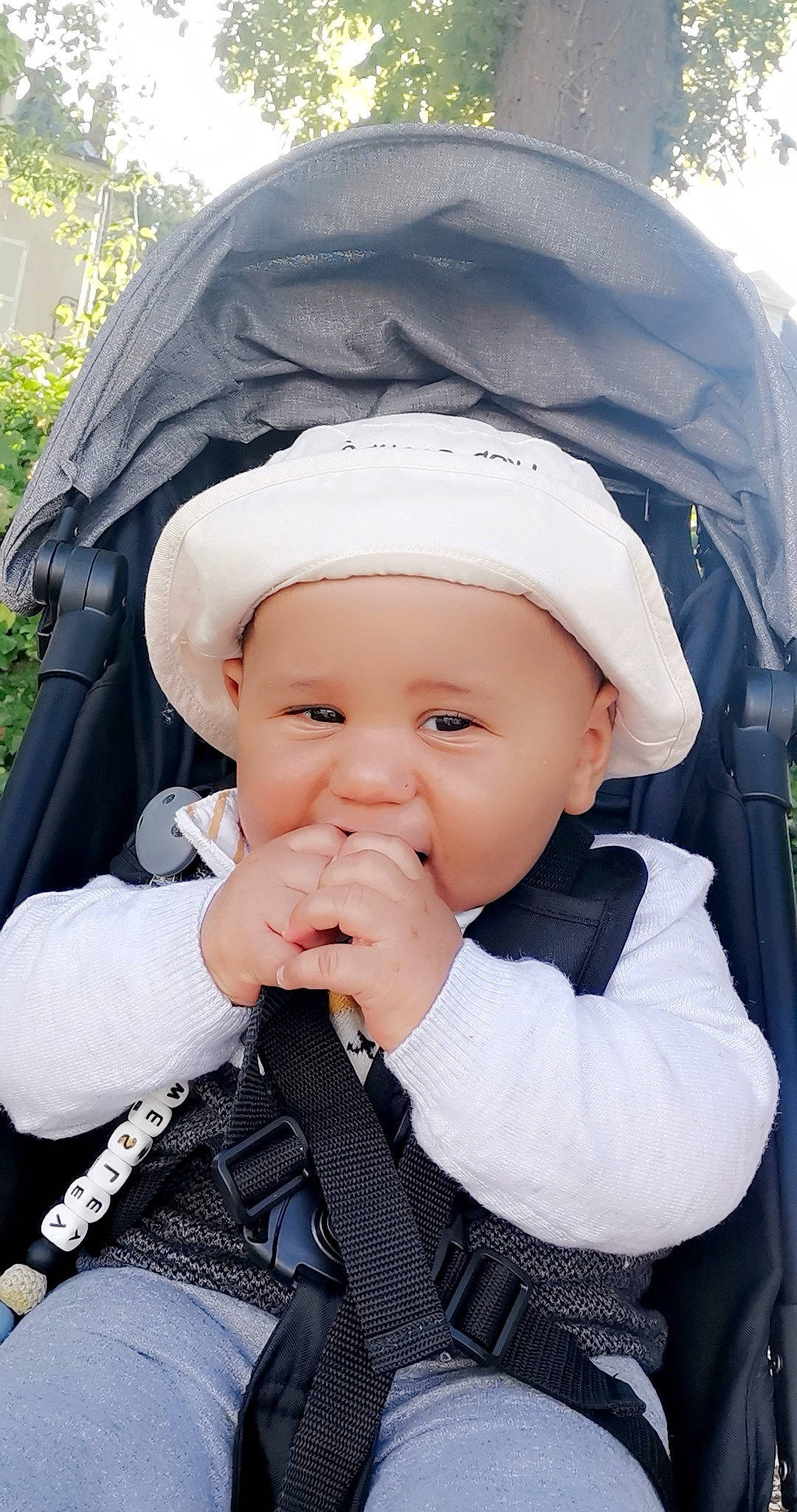 Wesley Dian a rejoint le concours — aidez-le/la à gagner de superbes lots ! baby, baby_products, baby_toddler_clothing, cap, child, cool, fashion_accessory, fun, gesture, happy, headgear, headwear, outerwear, person, pink, recreation, smile, street_fashion, toddler, tree
