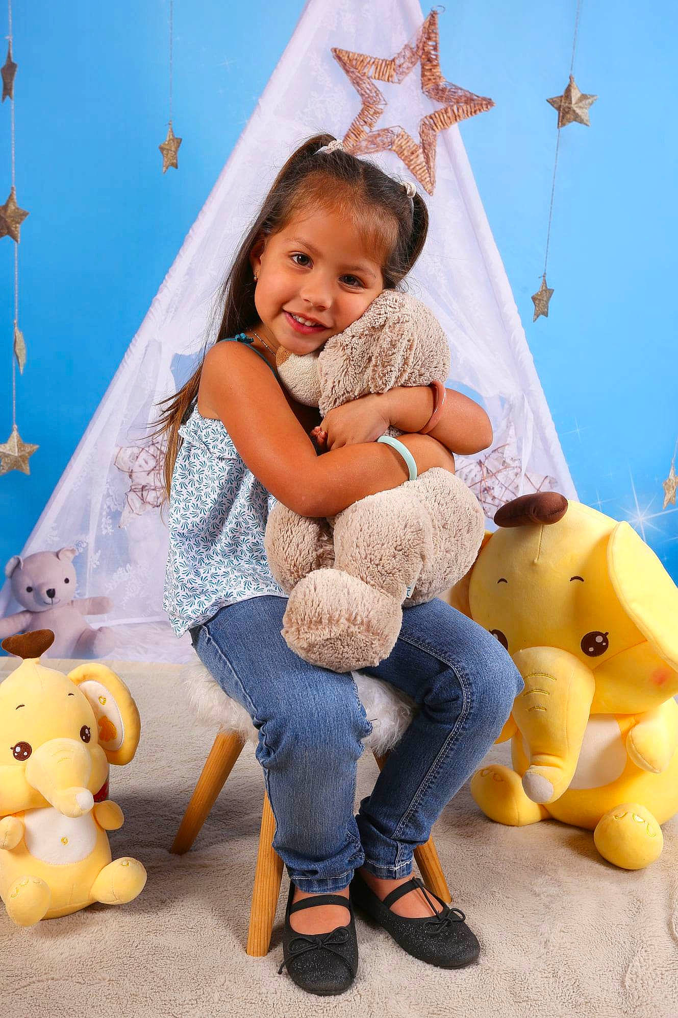 Elouane participe au concours pour gagner de l'argent avec cette photo : azure, child, fawn, fun, happy, human_leg, jeans, joy, leisure, people_in_nature, person, play, playing_with_kids, sitting, smile, snapshot, stuffed_toy, t_shirt, textile, toddler