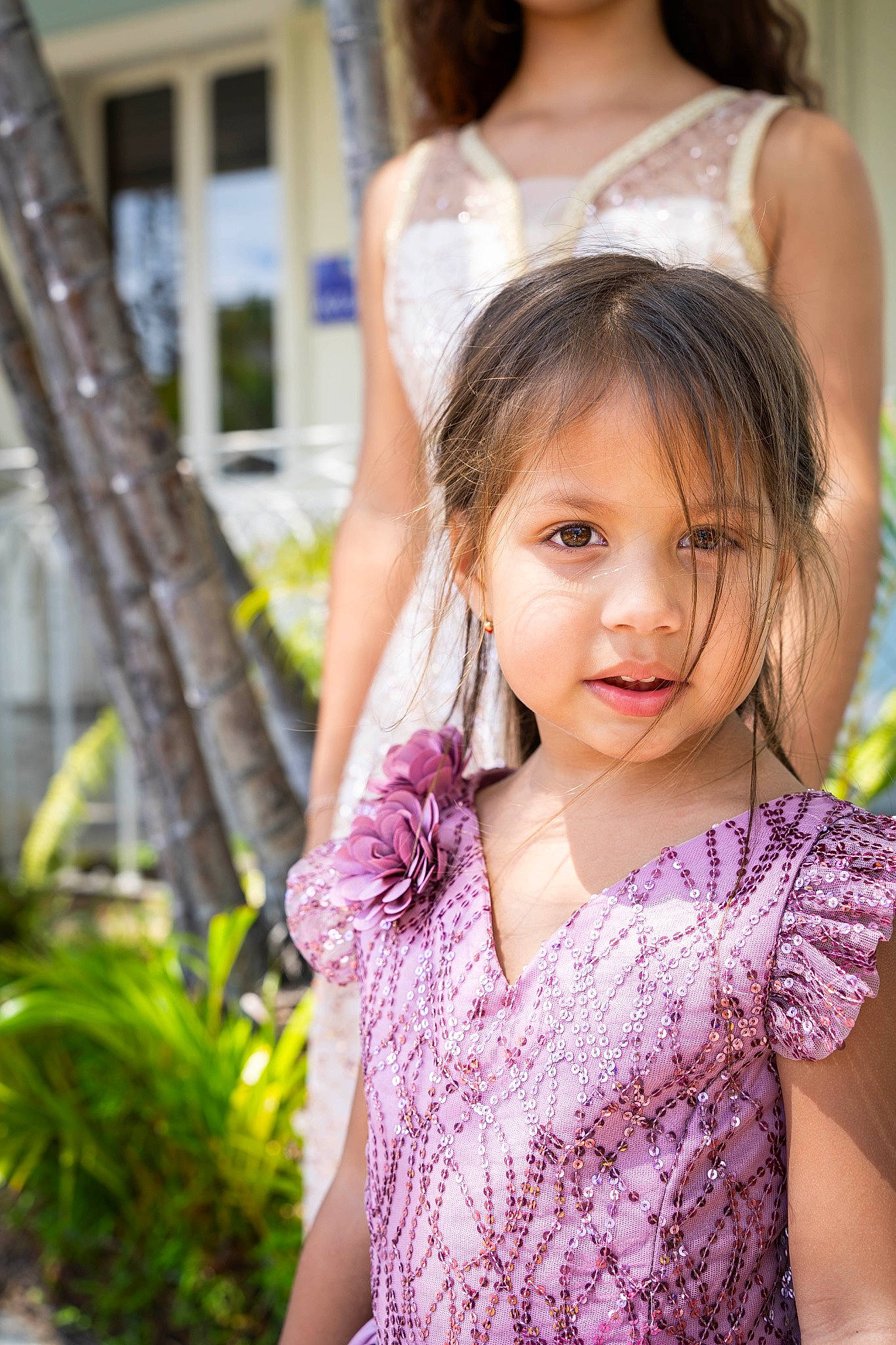 Elouane a rejoint le concours — aidez-le/la à gagner de superbes lots ! dress, eyelash, face, facial_expression, fashion, flash_photography, gesture, grass, hairstyle, happy, iris, leisure, organ, people_in_nature, person, photograph, plant, shoulder, skin, toddler