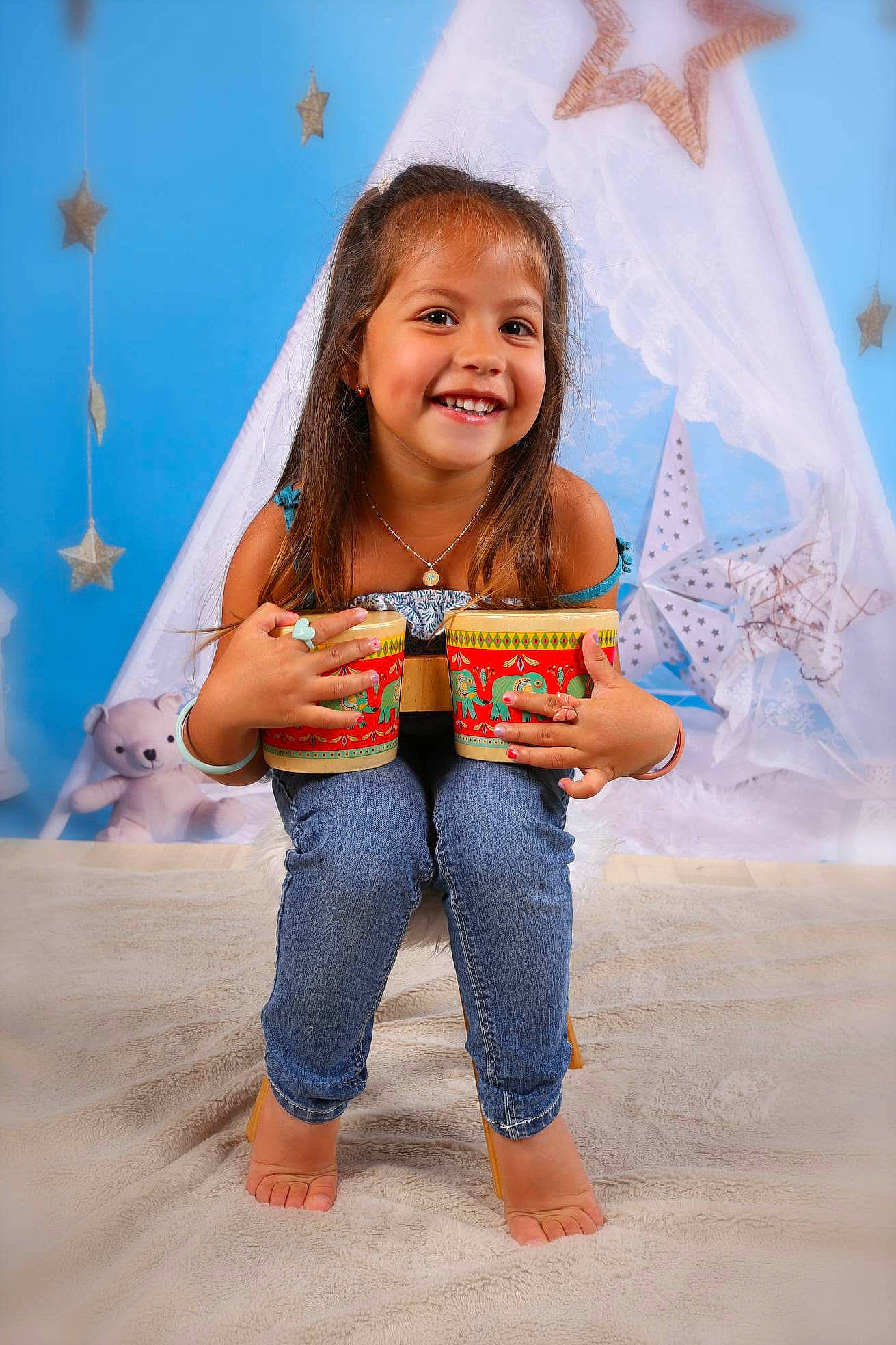 Elouane a rejoint le concours — aidez-le/la à gagner de superbes lots ! azure, barefoot, beach, blond, child, electric_blue, event, eye, fun, gesture, happy, human_leg, jeans, joy, leisure, people_in_nature, person, recreation, smile, t_shirt