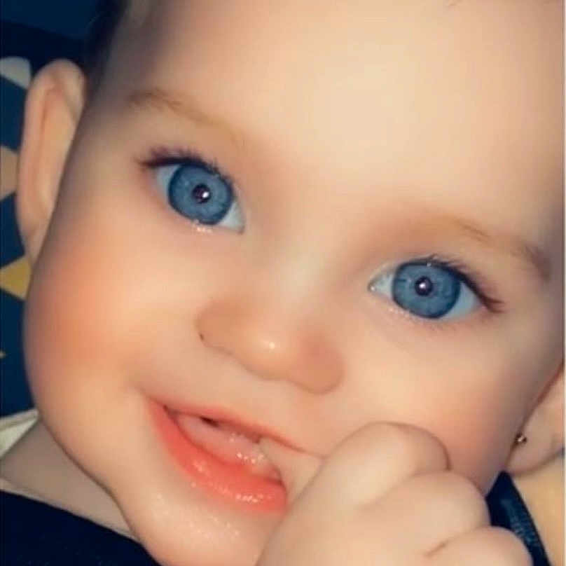 Angélina participe au concours pour gagner de l'argent avec cette photo : baby, babylaughing, biting, face, happy, head, person, smile