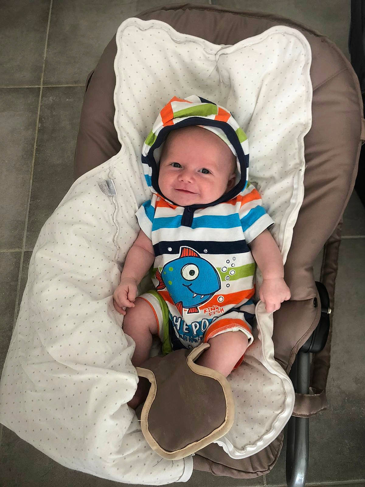 Lèho participe au concours pour gagner de l'argent avec cette photo : baby, baby_carriage, baby_products, baby_safety, baby_toddler_clothing, chair, cheek, child, comfort, eye, fun, happy, headwear, human_body, joy, lap, leg, person, sitting, sleeve