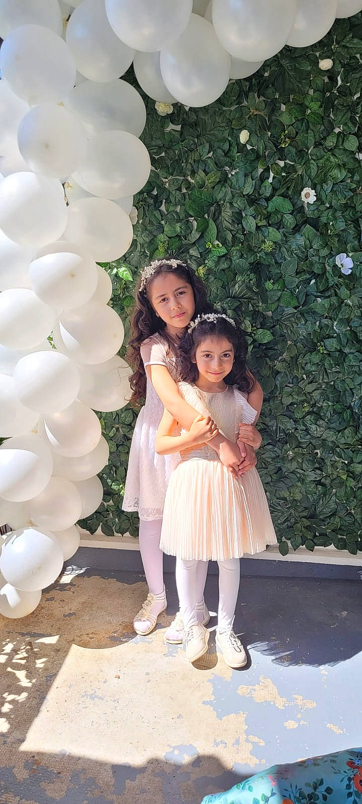 Natali a rejoint le concours — aidez-le/la à gagner de superbes lots ! arch, balloon, child, dress, event, formal_wear, fun, hairstyle, happy, joy, leisure, party_supply, person, pink, plant, recreation, sandal, shoulder, skin, smile