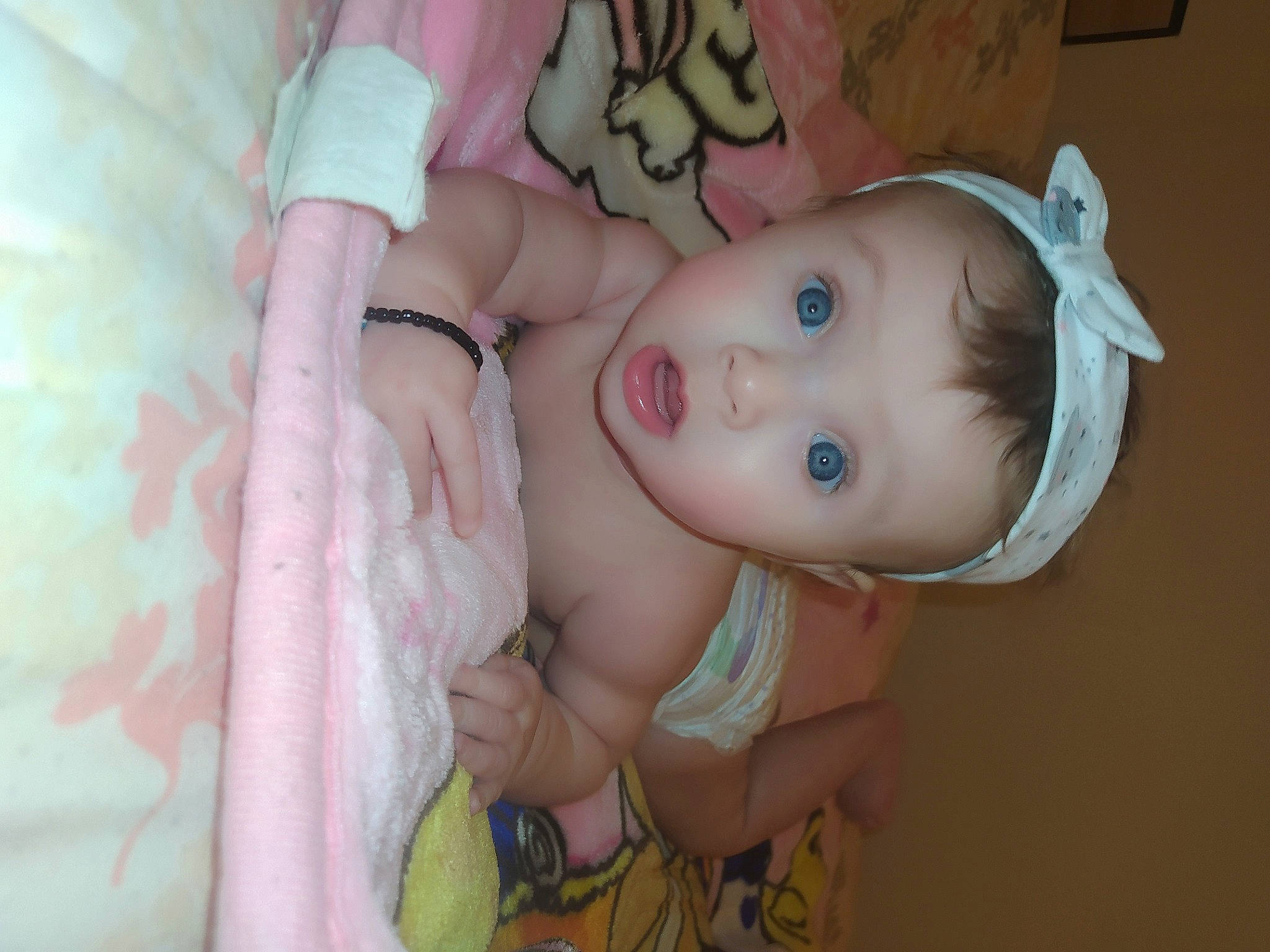 Maeva participe au concours pour gagner de l'argent avec cette photo : baby, baby_products, baby_toddler_clothing, baby_toys, cheek, chest, child, eyebrow, eyelash, happy, headgear, human_body, iris, lip, nose, person, pink, skin, surprise, toddler