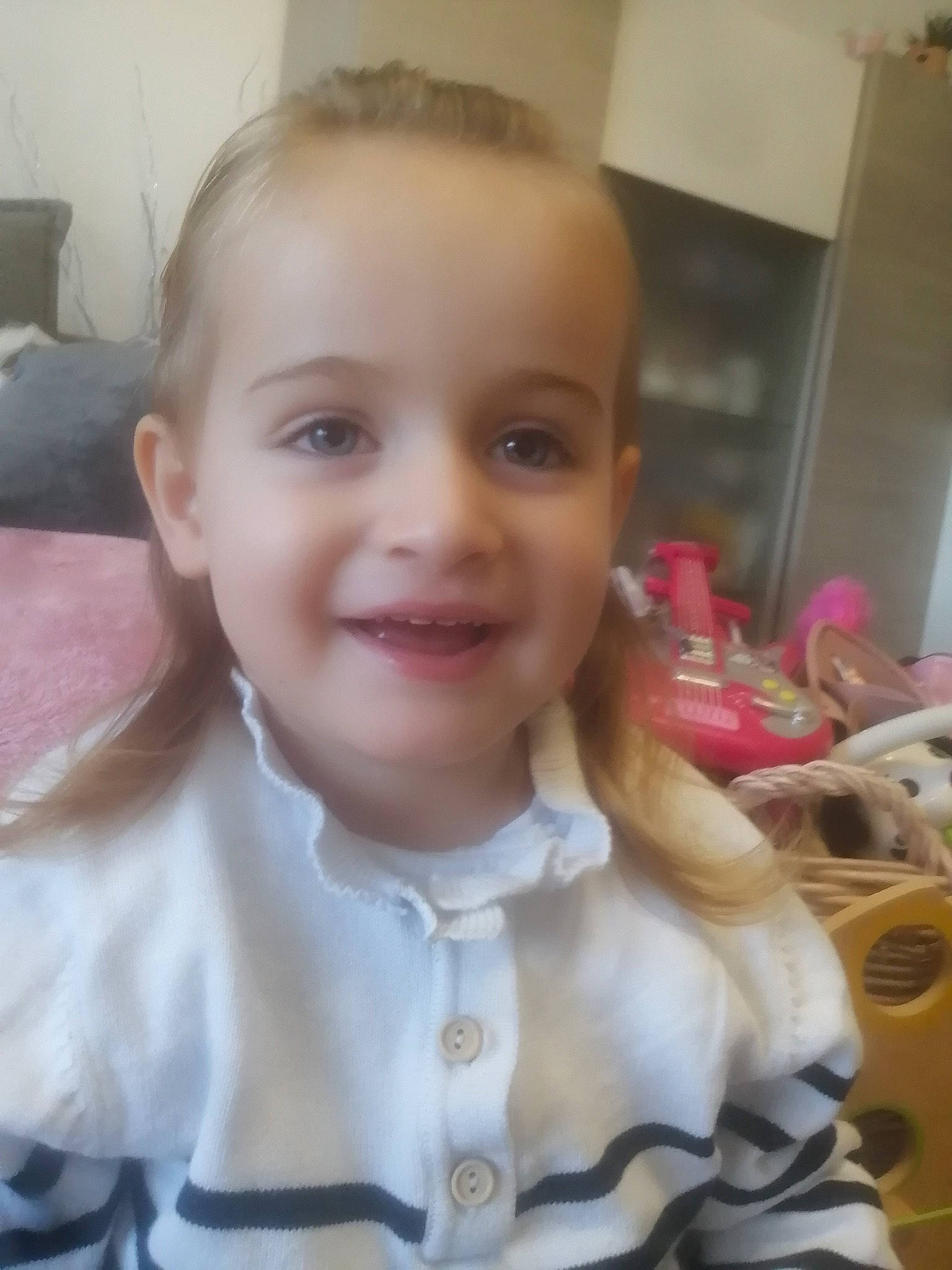 Layana participe au concours pour gagner de l'argent avec cette photo : chair, cheek, chin, ear, eye, eyebrow, face, facial_expression, forehead, hairstyle, happy, head, iris, joy, lip, mammal, nose, person, skin, sleeve