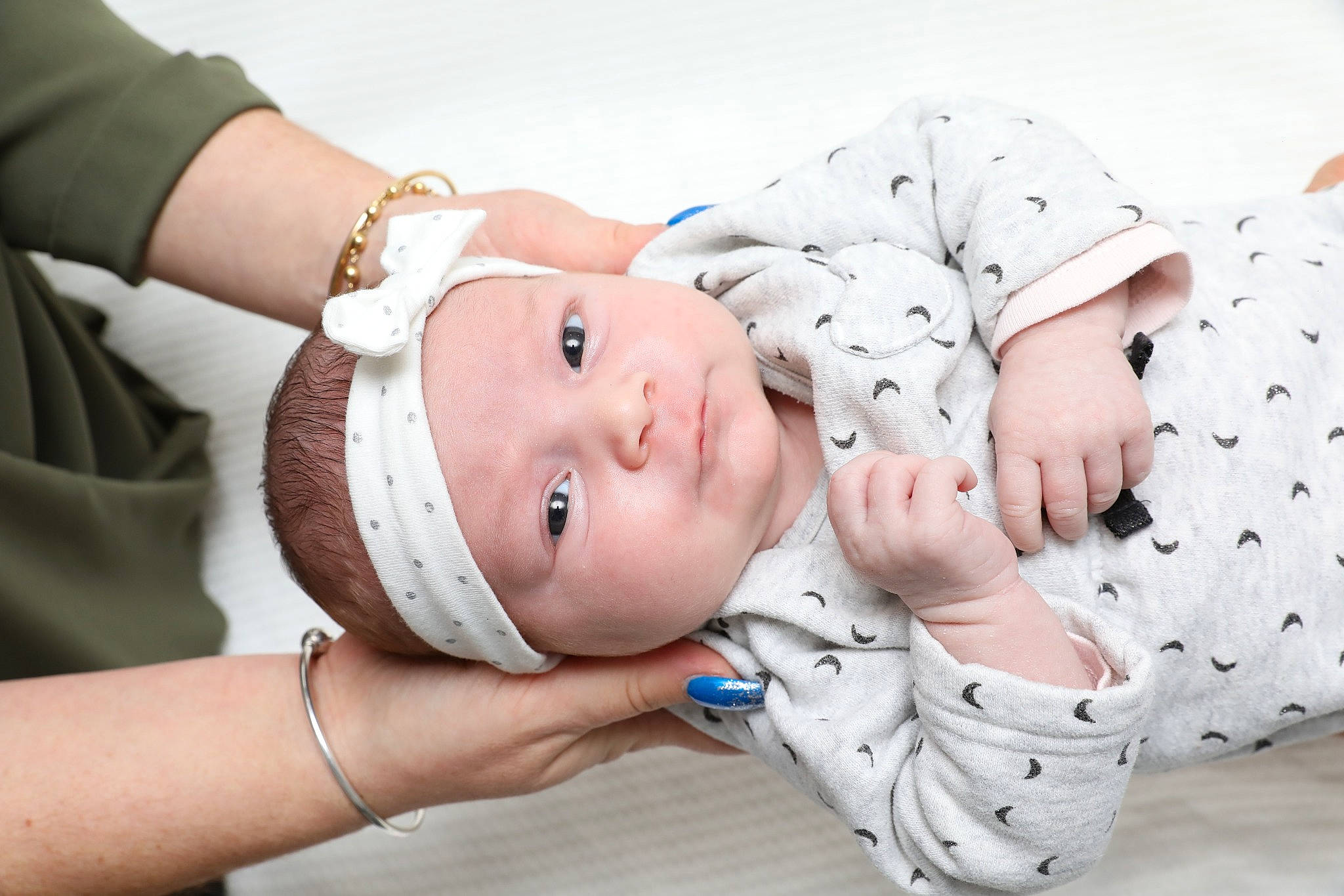 Chiara a rejoint le concours — aidez-le/la à gagner de superbes lots ! abdomen, baby, baby_toddler_clothing, chest, child, comfort, elbow, finger, gesture, hand, happy, headwear, human_body, jewellery, joint, muscle, pattern, person, skin, sleeve