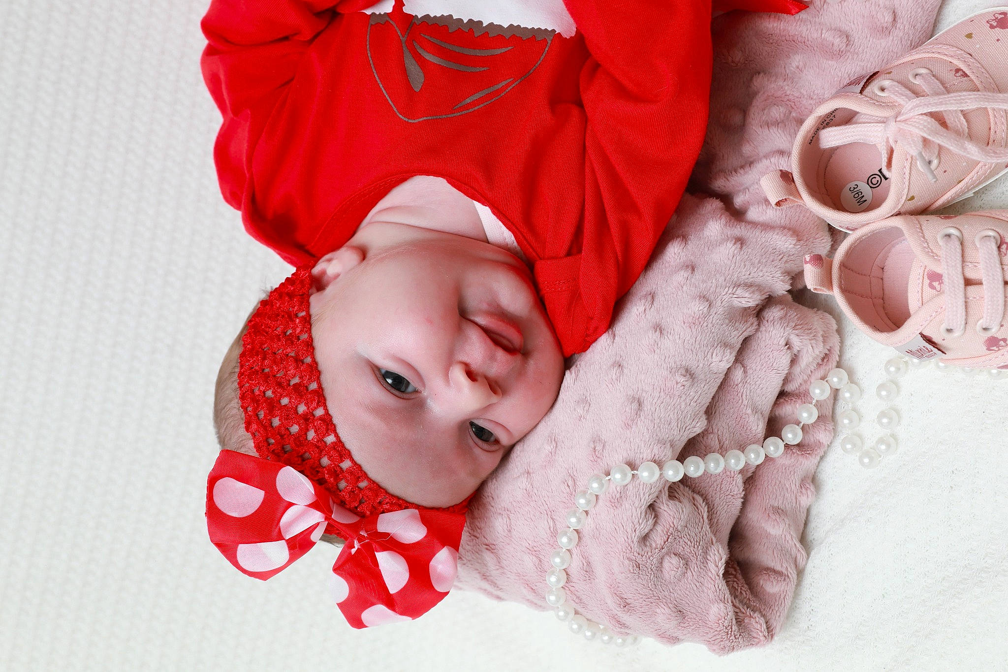 Chiara a rejoint le concours — aidez-le/la à gagner de superbes lots ! baby, baby_sleeping, baby_toddler_clothing, cap, carmine, child, comfort, fashion_accessory, happy, headwear, linens, lip, love, magenta, pattern, person, pink, red, skin, sleeve