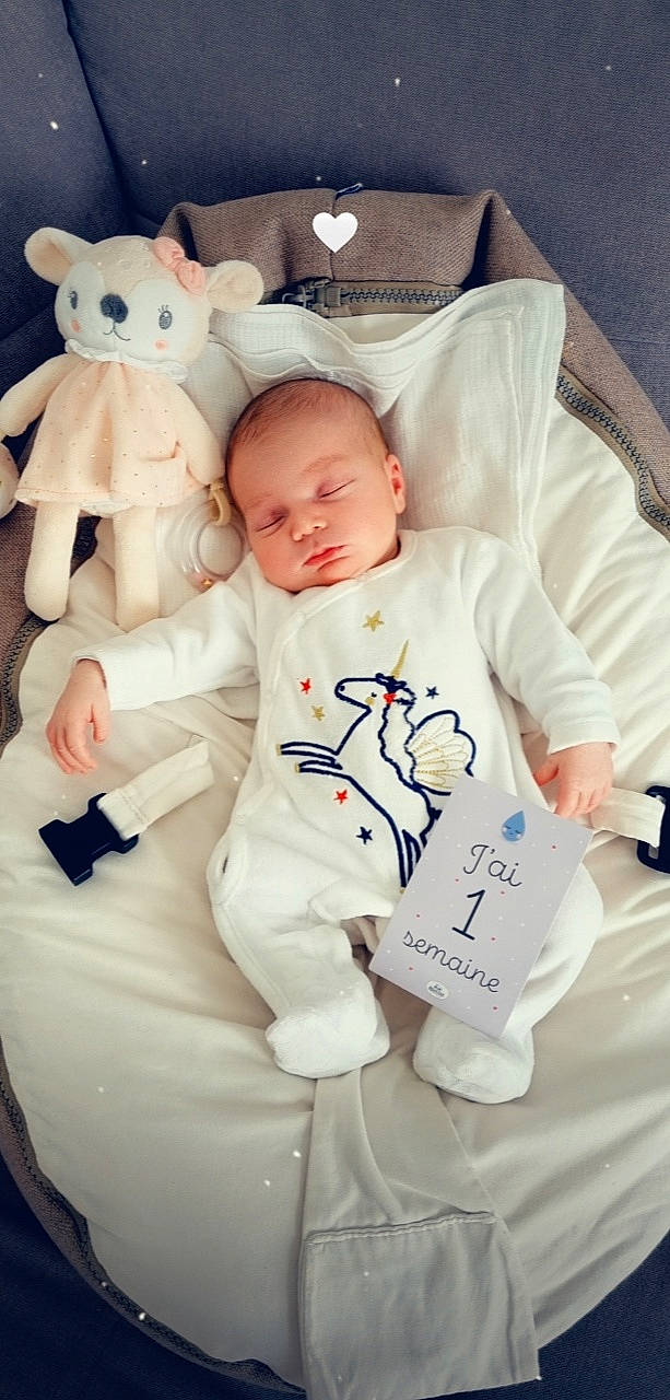 Chiara participe au concours pour gagner de l'argent avec cette photo : arm, baby, baby_sleeping, baby_toddler_clothing, child, comfort, finger, hand, head, human_body, karate, linens, mammal, person, product, skin, sleeve, textile, toddler, toy