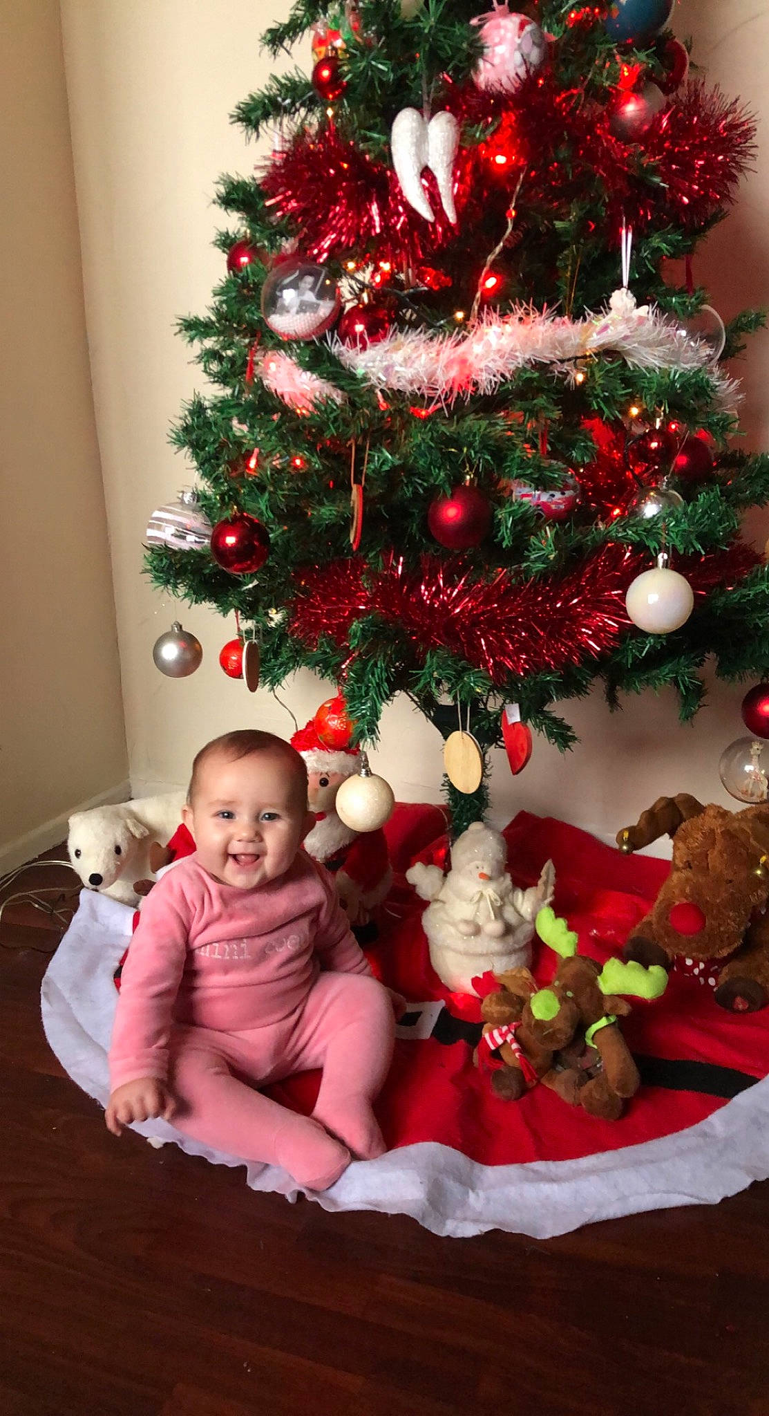 Emy a rejoint le concours — aidez-le/la à gagner de superbes lots ! baby, baby_toddler_clothing, christmas, christmas_decoration, christmas_eve, christmas_ornament, christmas_tree, conifer, event, evergreen, holiday, holiday_ornament, home, interior_design, joy, ornament, person, plant, red, room