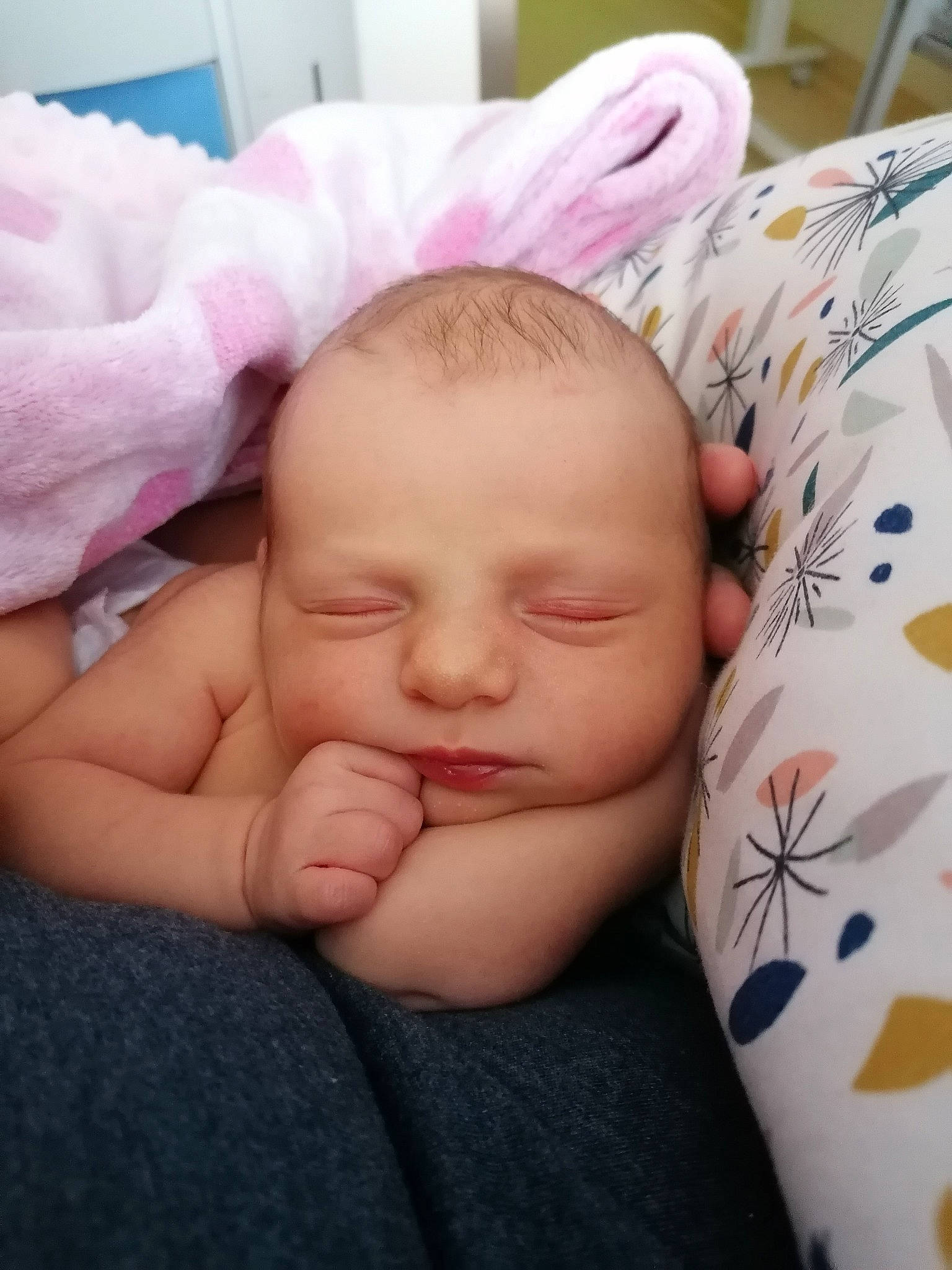 Kélya participe au concours pour gagner de l'argent avec cette photo : baby, bedtime, birth, cheek, child, close_up, face, hand, head, lip, mouth, nap, nose, person, pink, skin, sleep, smile, toddler