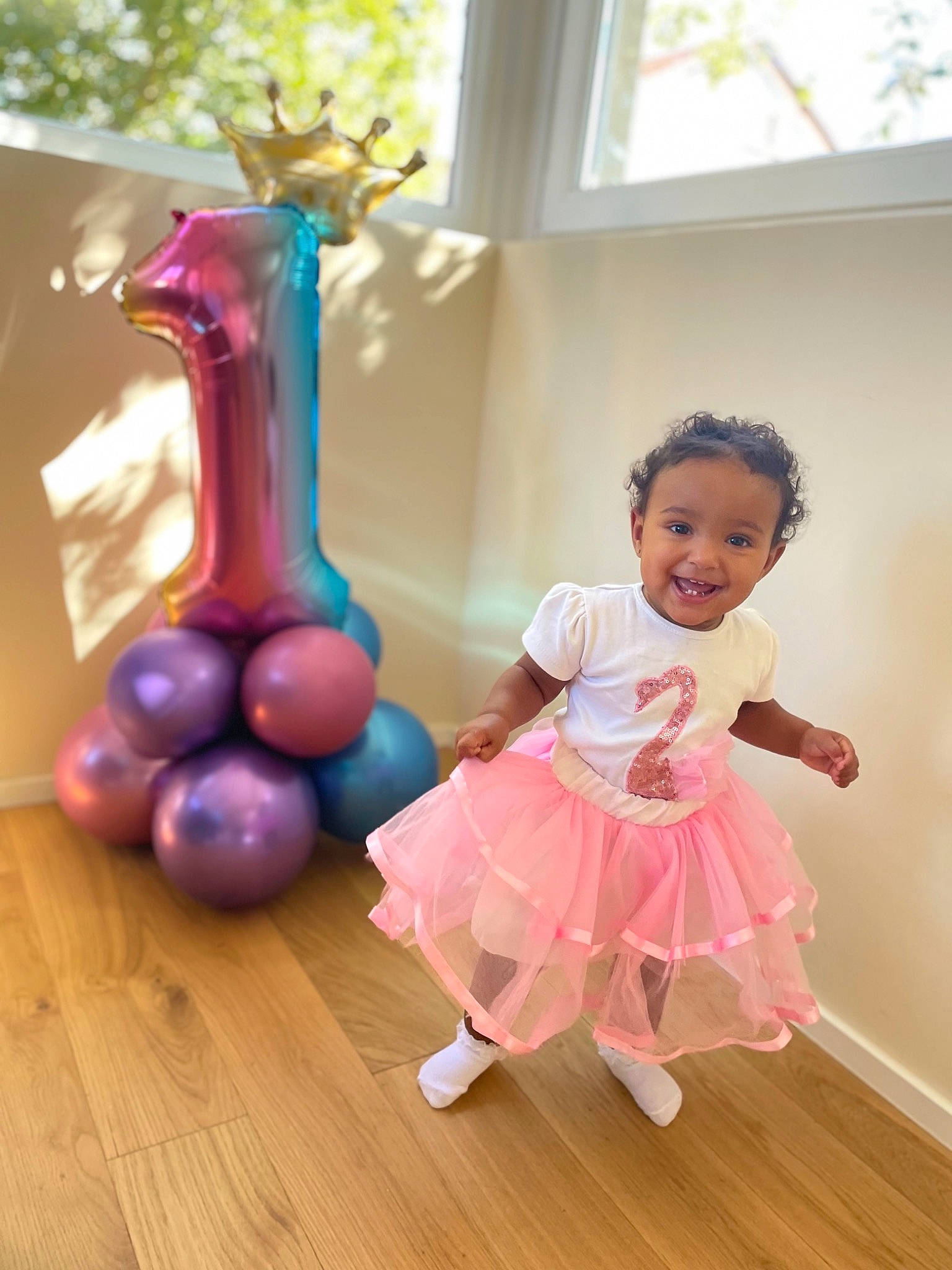 Chloé a rejoint le concours — aidez-le/la à gagner de superbes lots ! baby, baby_toddler_clothing, balloon, child, entertainment, event, flooring, fun, happy, joy, leisure, magenta, party_supply, performing_arts, person, pink, product, purple, smile, standing