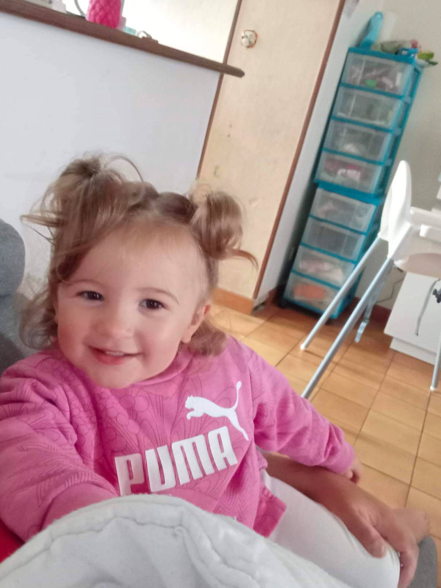 Mayna a rejoint le concours — aidez-le/la à gagner de superbes lots ! architecture, chair, child, clothing, diningtable, face, female, furniture, girl, happy, head, indoors, interiordesign, person, photography, portrait, sitting, smile, t_shirt, table