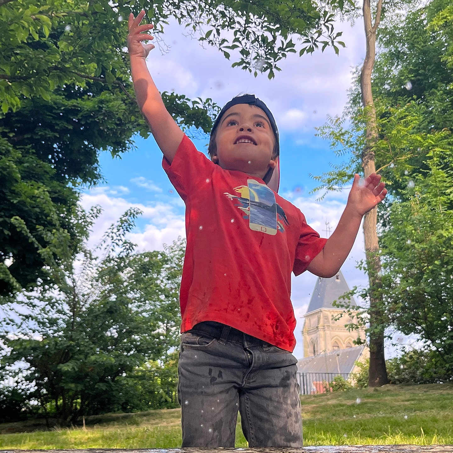 Zé Pedro participe au concours pour gagner de l'argent avec cette photo : clothing, face, grass, grove, head, jungle, land, nature, outdoors, pants, park, person, photography, plant, portrait, summer, t_shirt, tree, vegetation, woodland