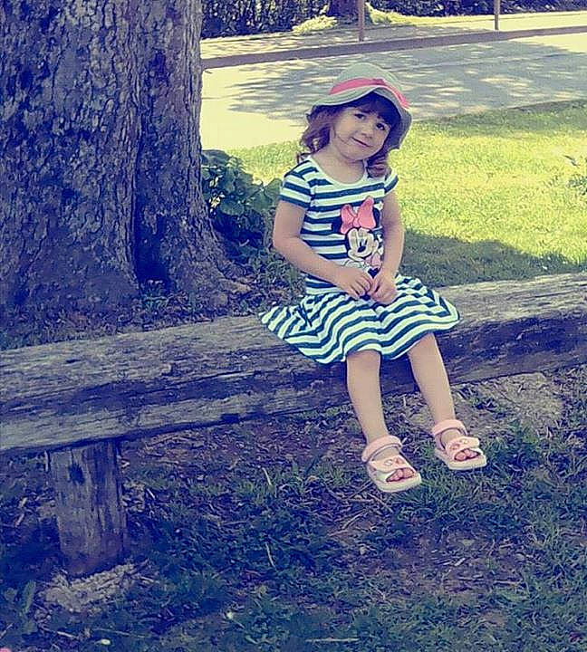 Emma a rejoint le concours — aidez-le/la à gagner de superbes lots ! beauty, blue, child, dress, fashion, flower, girl, headwear, human_positions, image, lady, model, person, photo_shoot, photograph, photography, season, sitting, spring