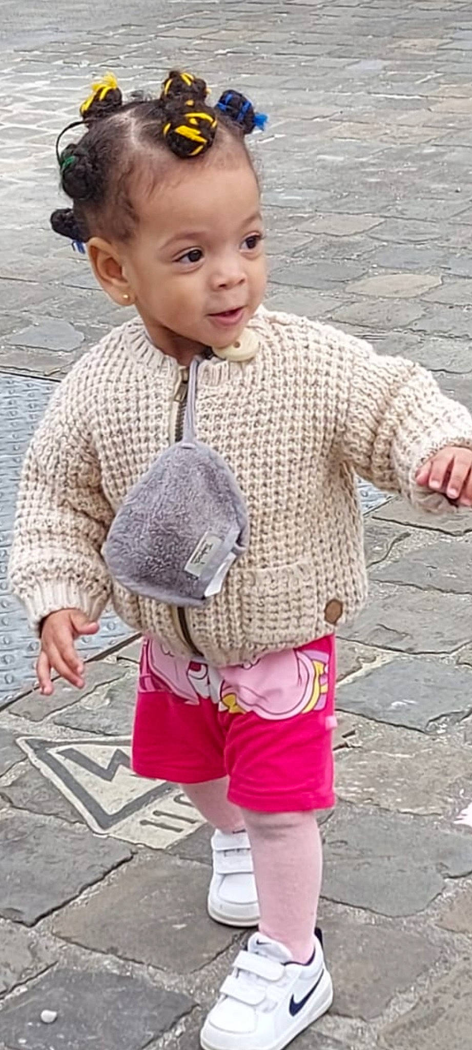 Jane Winner a rejoint le concours — aidez-le/la à gagner de superbes lots ! baby_toddler_clothing, child, clothing, denim, facial_expression, grey, hairstyle, joint, outerwear, pattern, person, photograph, pink, product, sleeve, smile, standing, street_fashion, t_shirt, textile