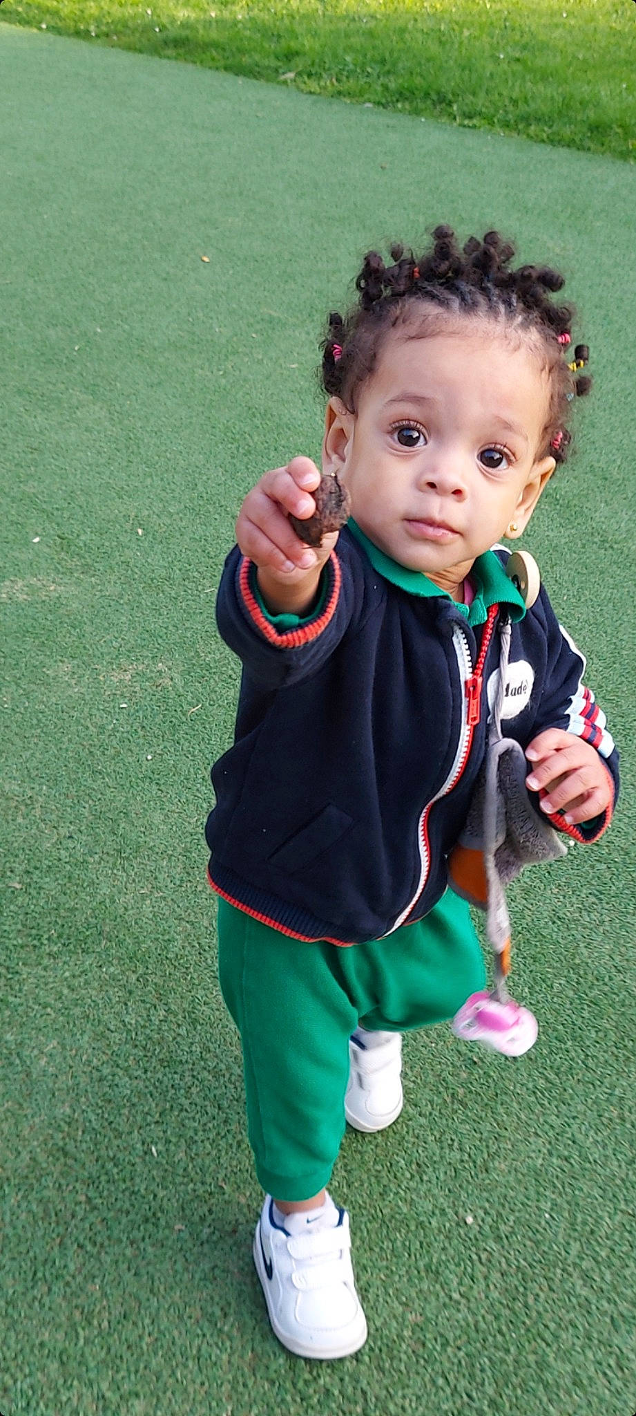 Jane Winner a rejoint le concours — aidez-le/la à gagner de superbes lots ! baby, baby_toddler_clothing, cheek, child, eye, finger, fun, gesture, grass, hair, hairstyle, hand, happy, person, recreation, sitting, skin, sleeve, standing, thumb