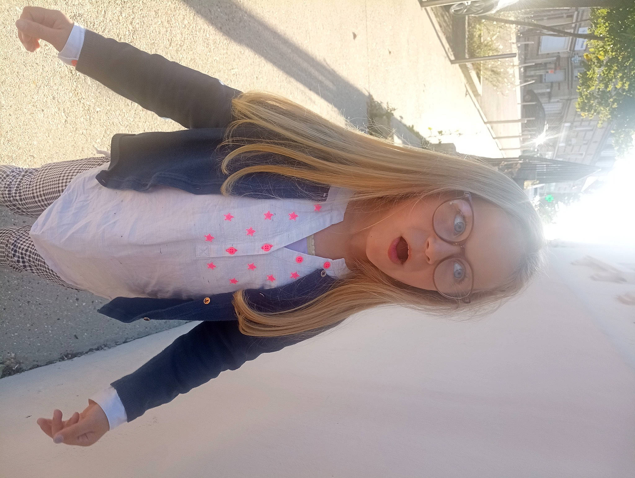 Izora a rejoint le concours — aidez-le/la à gagner de superbes lots ! carmine, dress, eyewear, fun, glove, grey, hair, head, human_leg, knee, long_hair, person, plant, sky, sunglasses, surprise, thigh, tree, waist, water