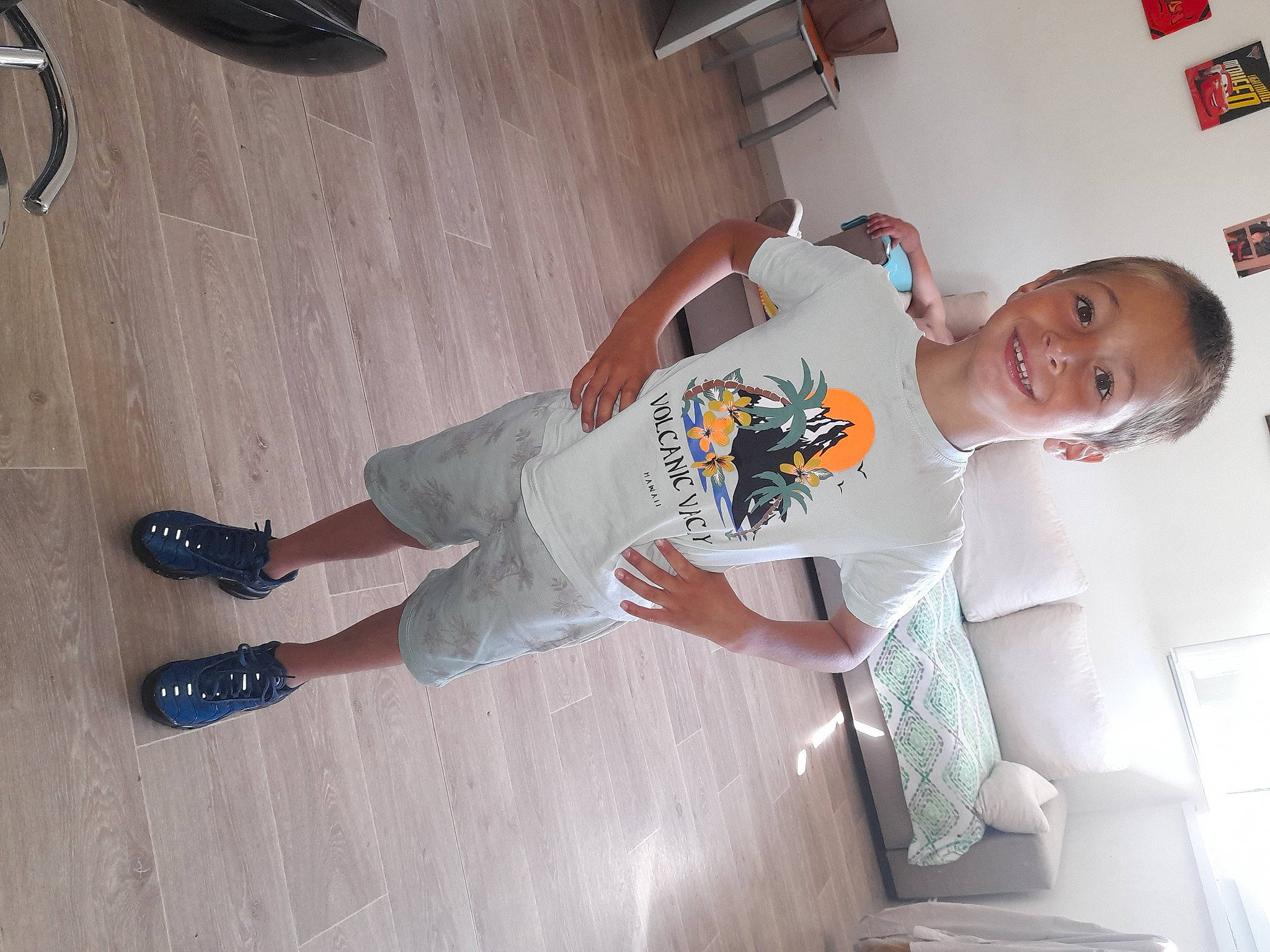 Mayron participe au concours pour gagner de l'argent avec cette photo : comfort, elbow, finger, floor, flooring, fun, hardwood, human_leg, joint, joy, knee, leg, outdoor_shoe, person, smile, t_shirt, thigh, trunk, waist, walking_shoe