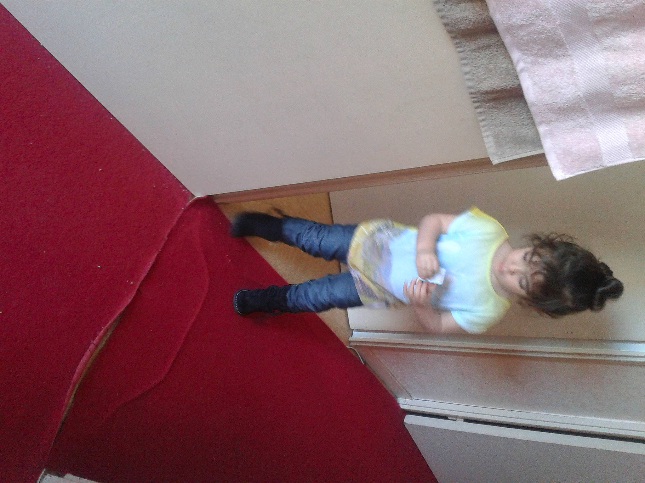 Sophia a rejoint le concours — aidez-le/la à gagner de superbes lots ! baby, baby_toddler_clothing, bedding, carpet, child, comfort, floor, flooring, fun, hardwood, human_leg, knee, linens, magenta, person, room, sitting, sock, toddler, wood