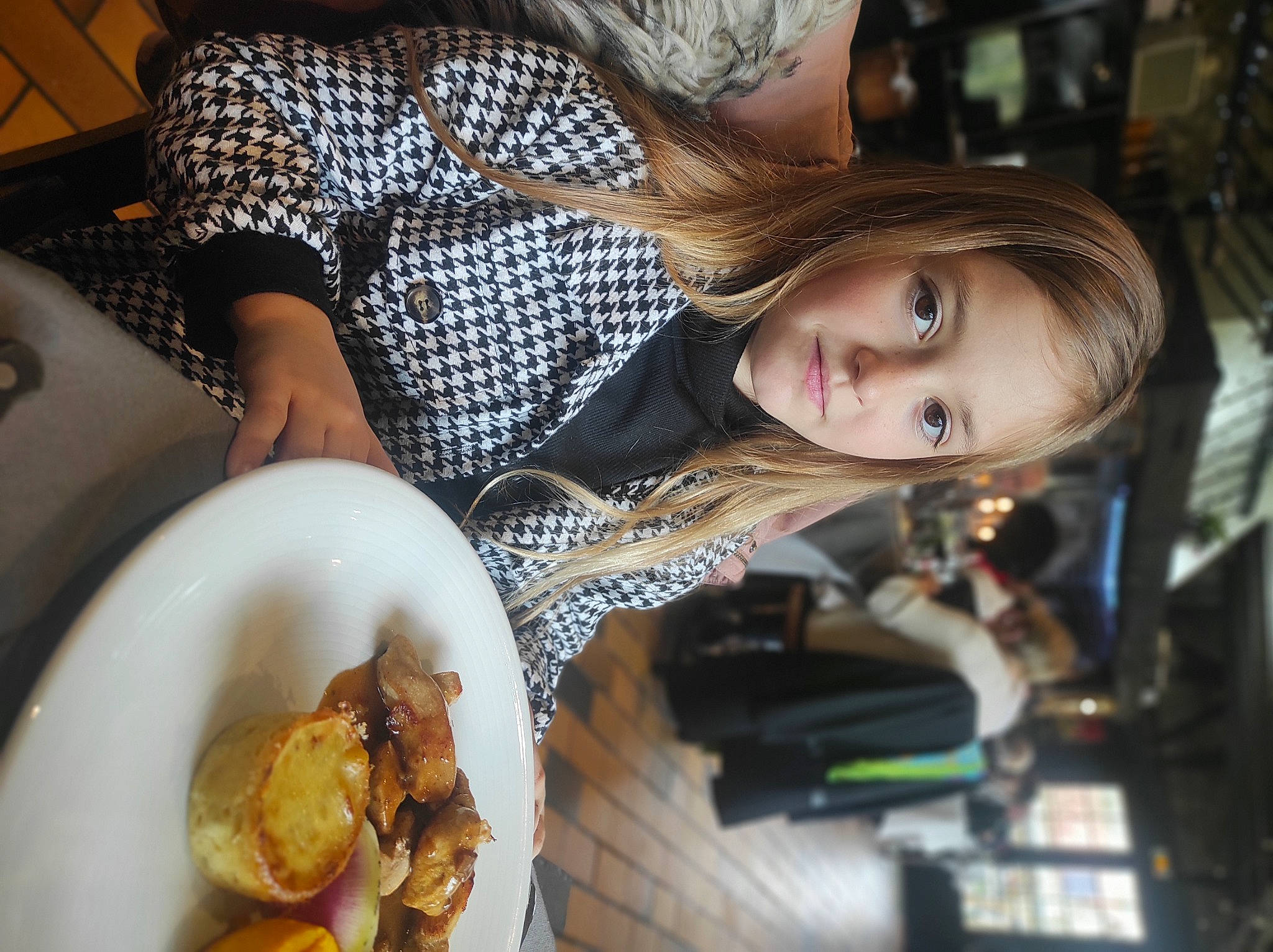 Jade participe au concours pour gagner de l'argent avec cette photo : baking, brown_hair, comfort_food, cuisine, dish, eyewear, fast_food, finger_food, food, food_craving, fun, ingredient, junk_food, long_hair, person, plate, recipe, smile, sweetness, tableware