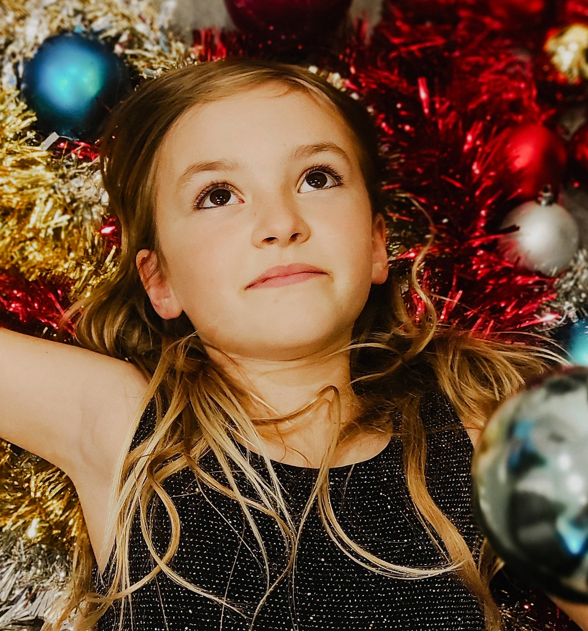 Jade participe au concours pour gagner de l'argent avec cette photo : beauty, christmas_decoration, christmas_ornament, christmas_tree, cool, eyelash, face, facial_expression, fashion, flash_photography, hairstyle, happy, head, holiday_ornament, light, lip, long_hair, ornament, people_in_nature, person