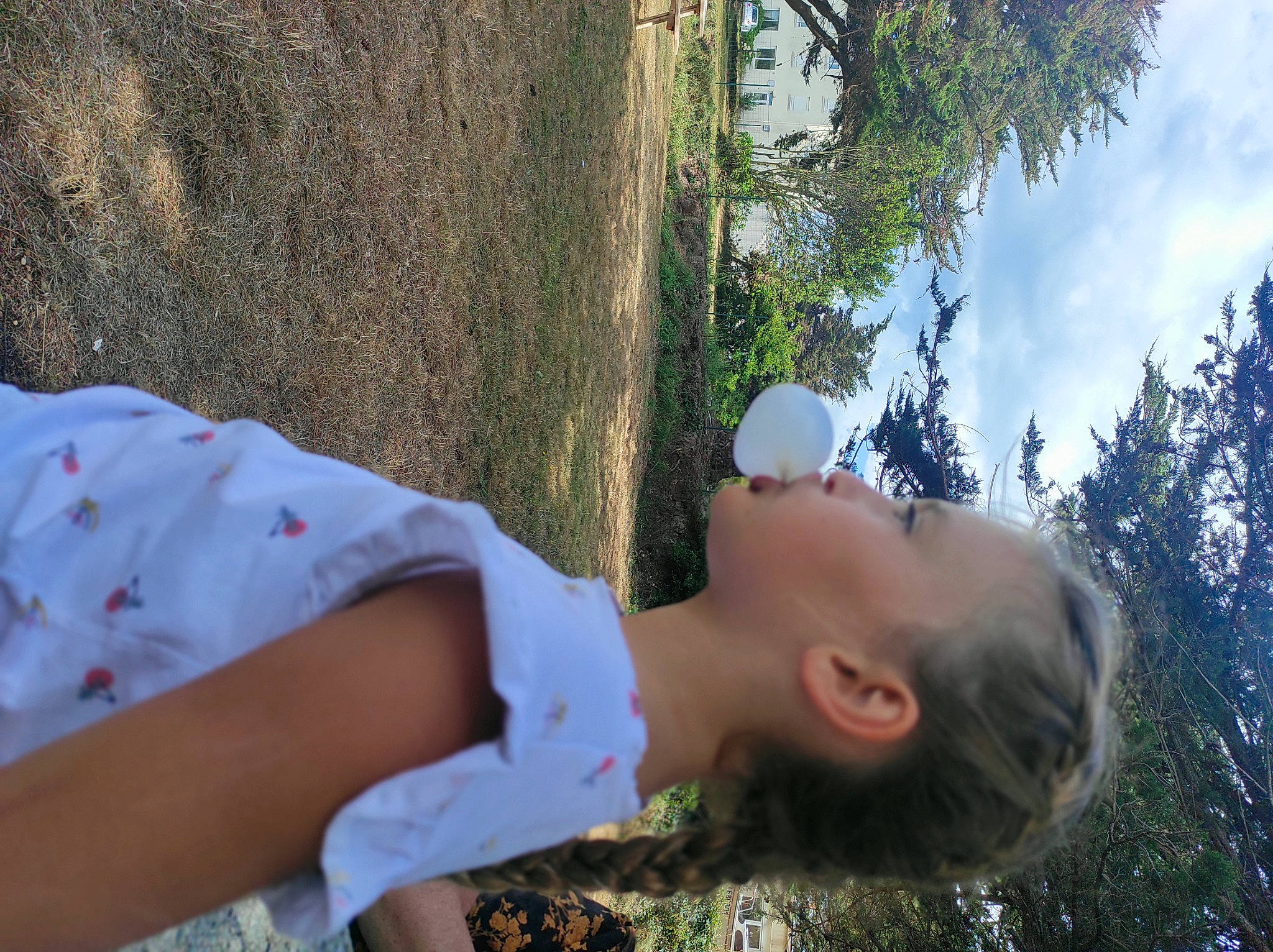 Jade a rejoint le concours — aidez-le/la à gagner de superbes lots ! child, cloud, electric_blue, eyewear, forest, fun, grass, grass_family, hairstyle, happy, landscape, leisure, people_in_nature, person, plant, recreation, sky, soil, sunlight, toddler