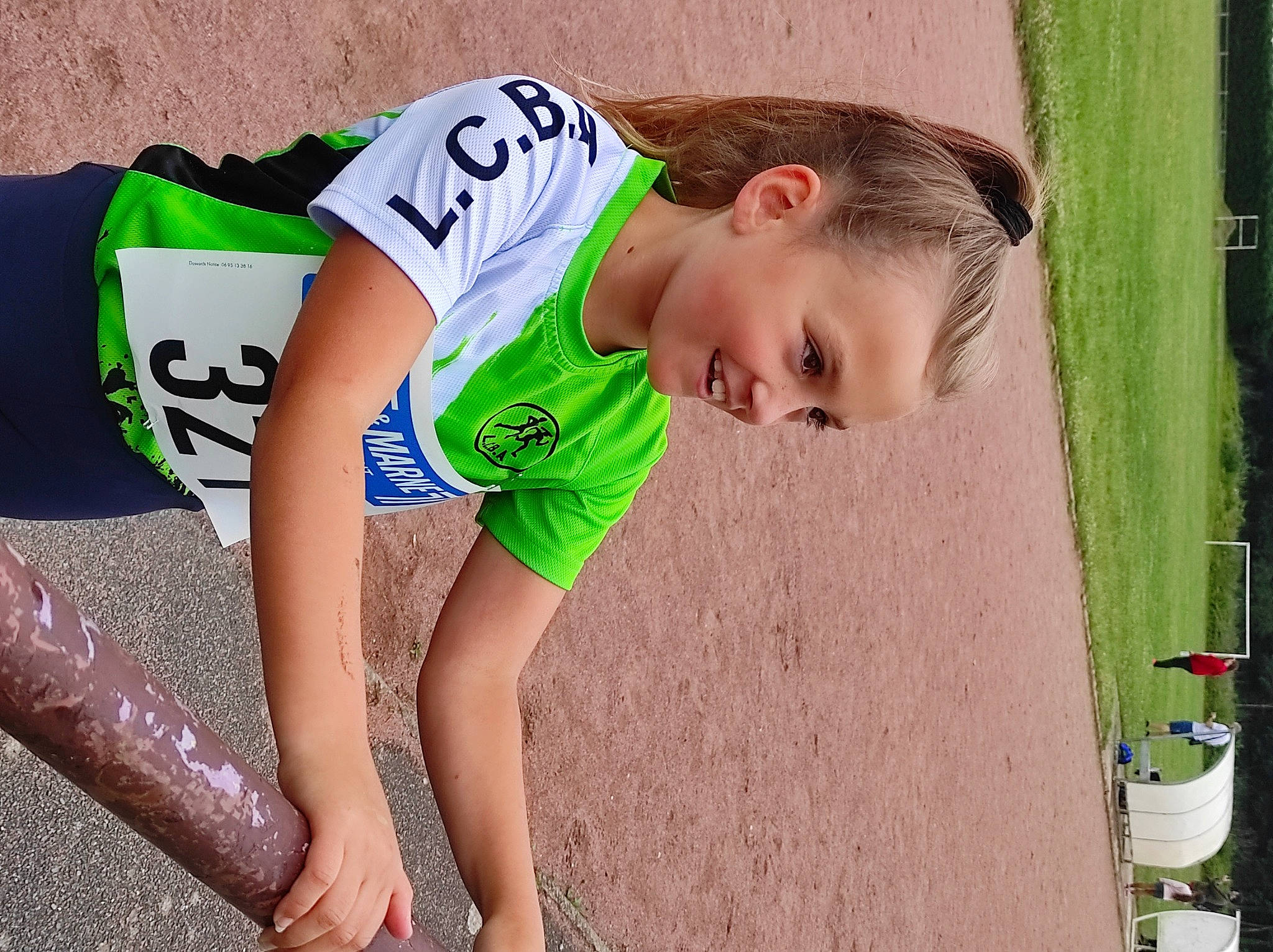 Jade a rejoint le concours — aidez-le/la à gagner de superbes lots ! child, competition_event, fun, grass, green, happy, human_leg, joy, knee, leisure, person, play, recreation, sleeve, soil, sports, sportswear, t_shirt, thigh, toddler