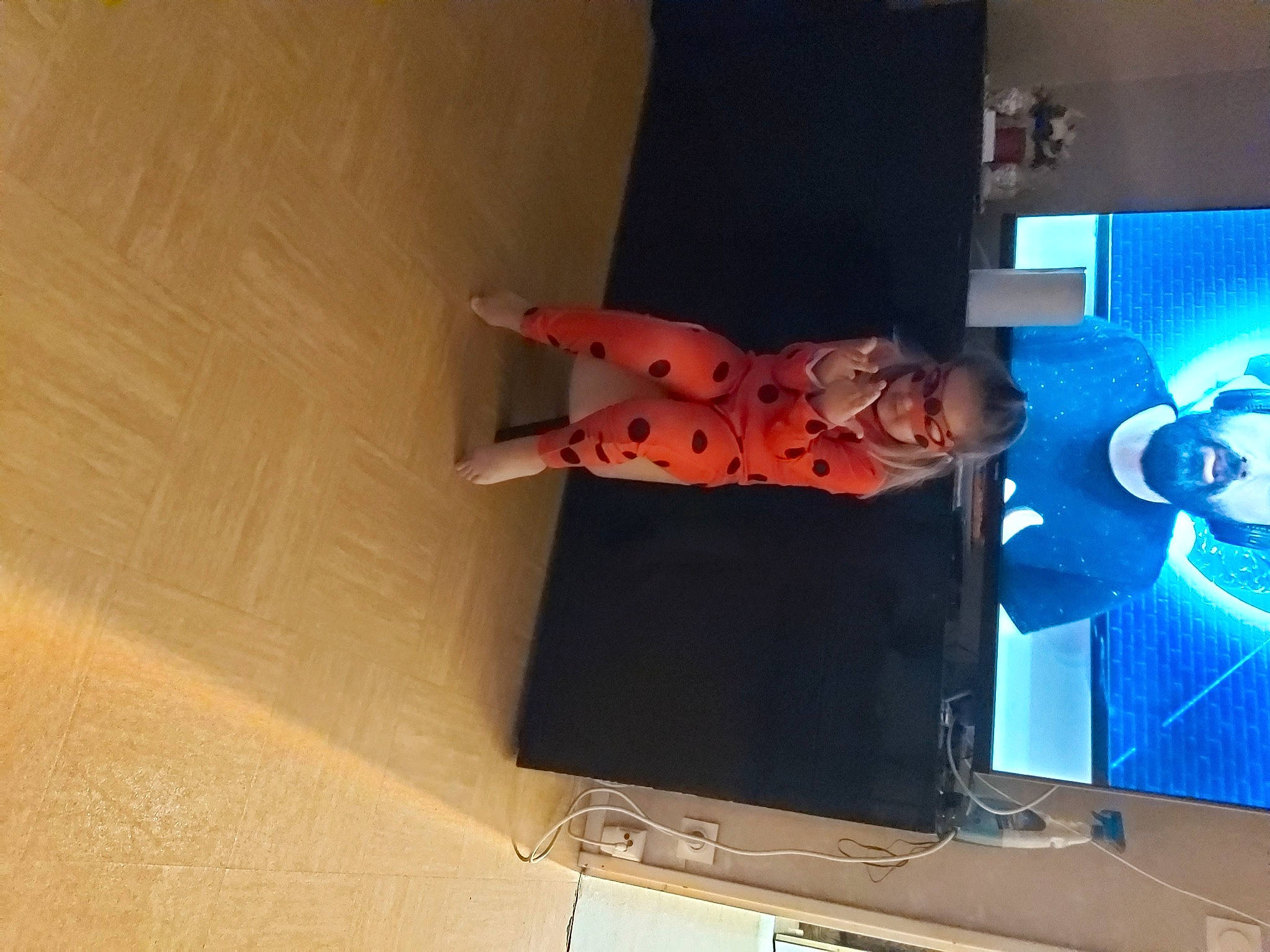 Amelya a rejoint le concours — aidez-le/la à gagner de superbes lots ! art, ceiling, display_device, dress, entertainment, flat_panel_display, flooring, fun, hardwood, house, magenta, multimedia, person, plaster, room, space, stairs, television_set, tree, visual_arts