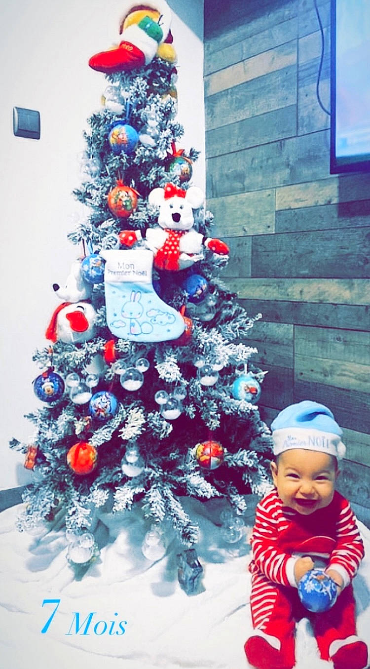 Lorenzo a rejoint le concours — aidez-le/la à gagner de superbes lots ! architecture, blue, branch, christmas, christmas_decoration, christmas_eve, christmas_ornament, christmas_tree, electric_blue, evergreen, headwear, holiday, holiday_ornament, ornament, person, photograph, plant, red, tree, white