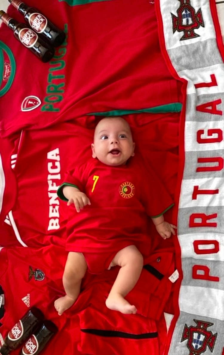 Lorenzo a rejoint le concours — aidez-le/la à gagner de superbes lots ! baby, baby_products, baby_toddler_clothing, carmine, child, event, fictional_character, happy, holiday, lap, linens, magenta, person, product, sitting, sleeve, smile, t_shirt, textile, toddler