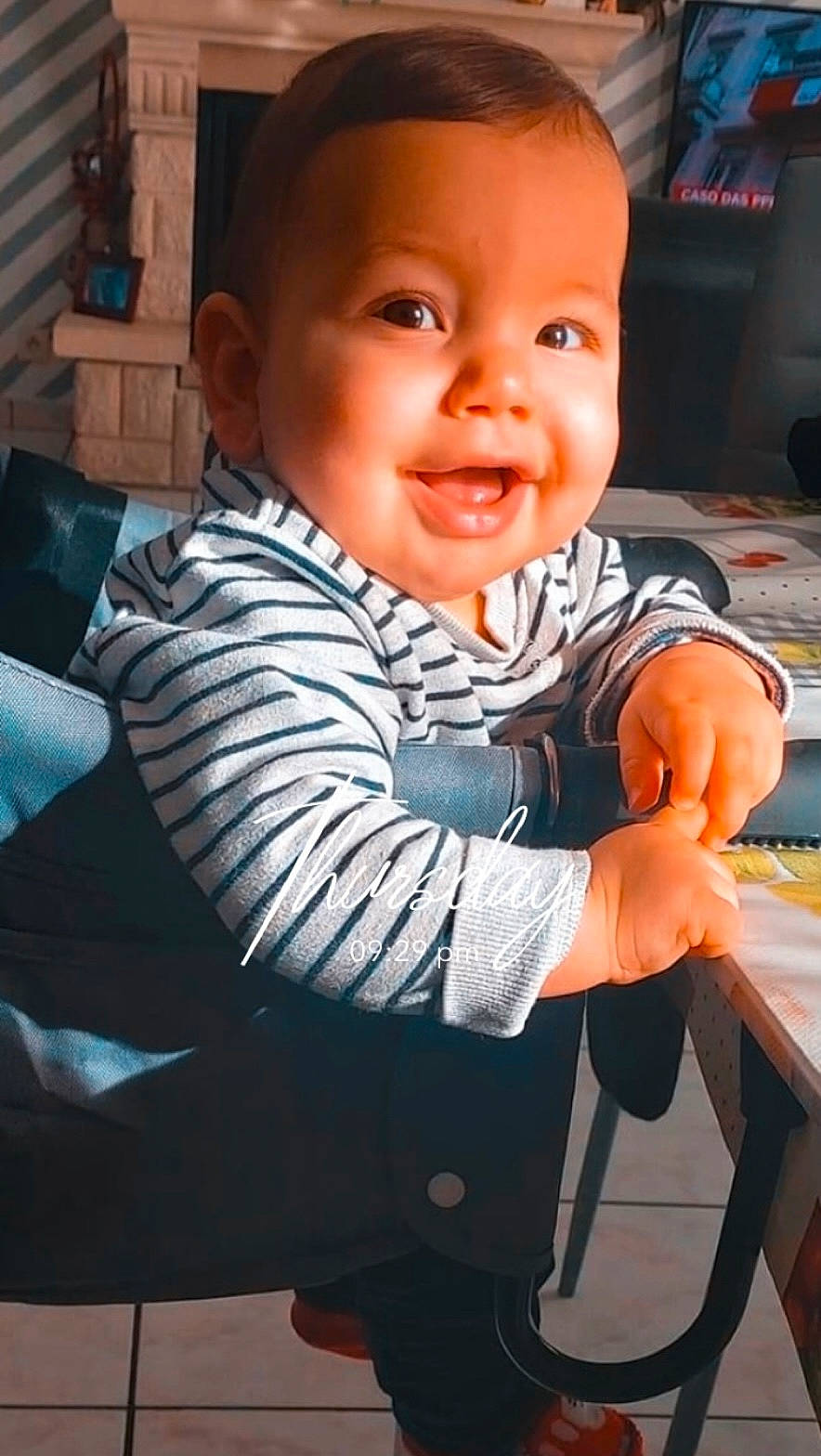 Lorenzo participe au concours pour gagner de l'argent avec cette photo : baby, baby_laughing, baby_toddler_clothing, chair, cheek, child, comfort, cool, eye, face, flash_photography, fun, happy, person, sitting, skin, sleeve, smile, standing, thumb