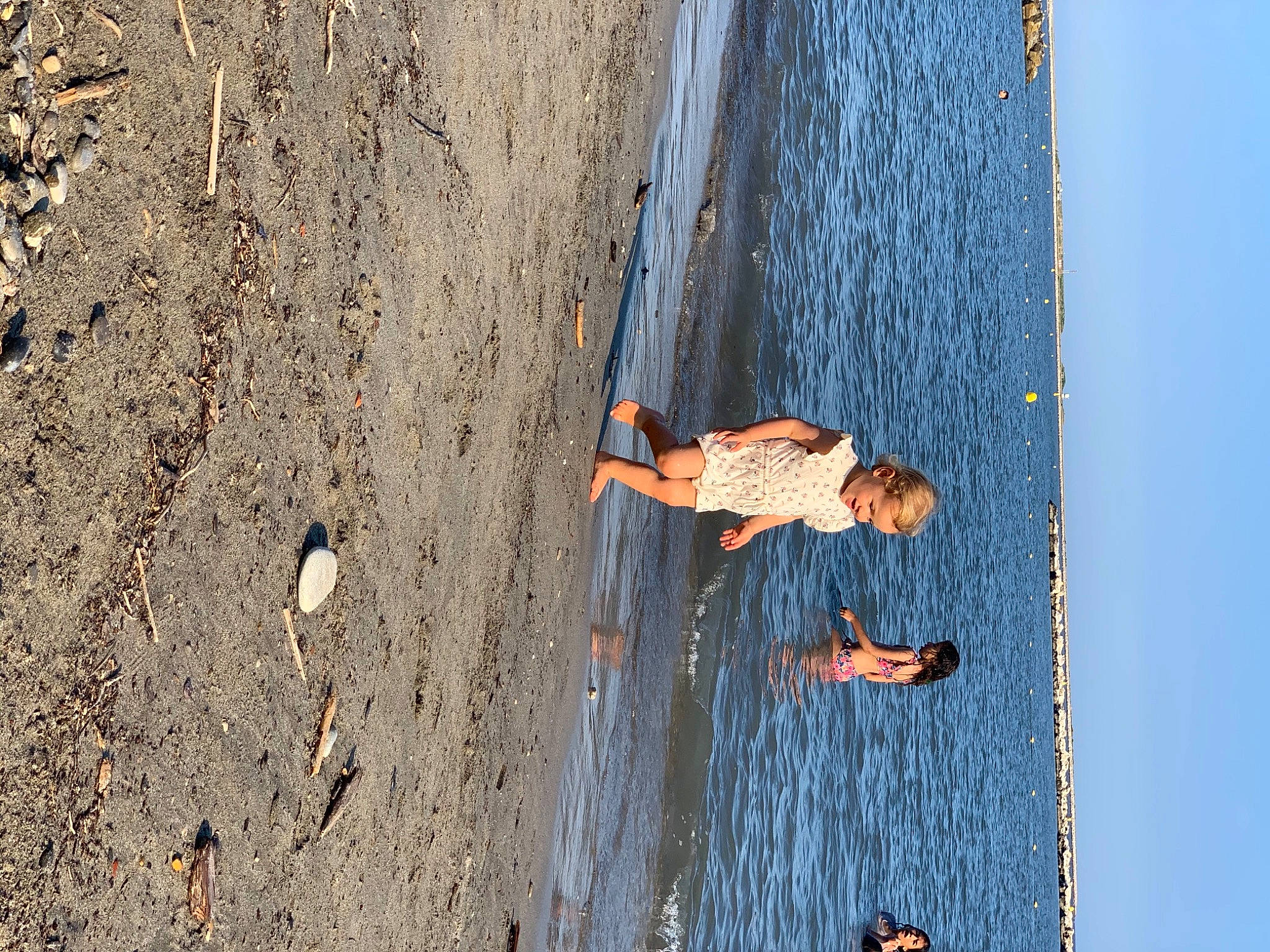 Tia a rejoint le concours — aidez-le/la à gagner de superbes lots ! azure, beach, coast, electric_blue, fun, geological_phenomenon, geology, lake, leisure, line, ocean, person, recreation, reflection, rock, shadow, sky, slope, tree, water