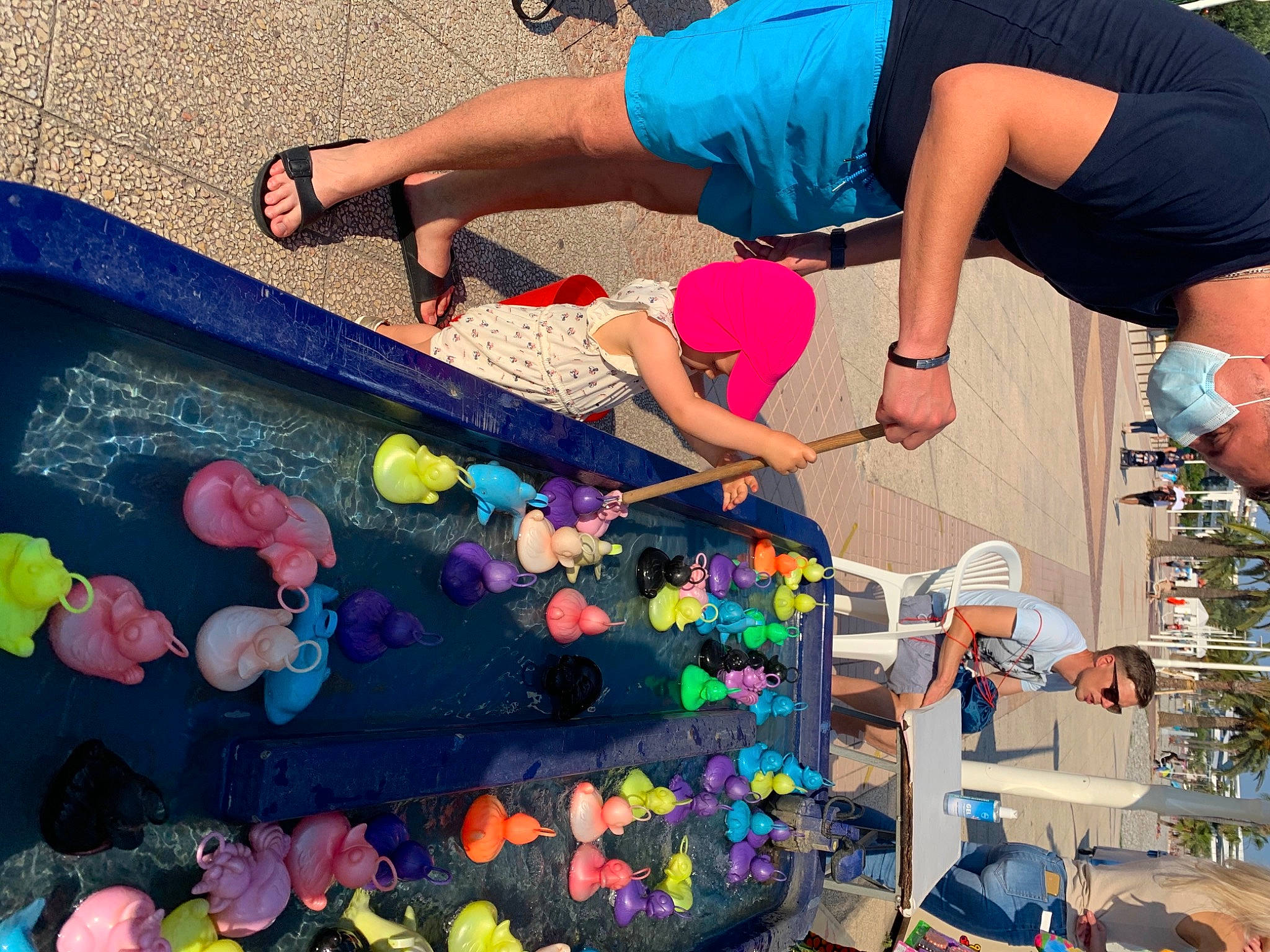 Tia a rejoint le concours — aidez-le/la à gagner de superbes lots ! art, balloon, blue, event, fun, green, human_leg, leisure, person, photograph, pink, play, recreation, shorts, snapshot, summer, t_shirt, thigh, vacation, water