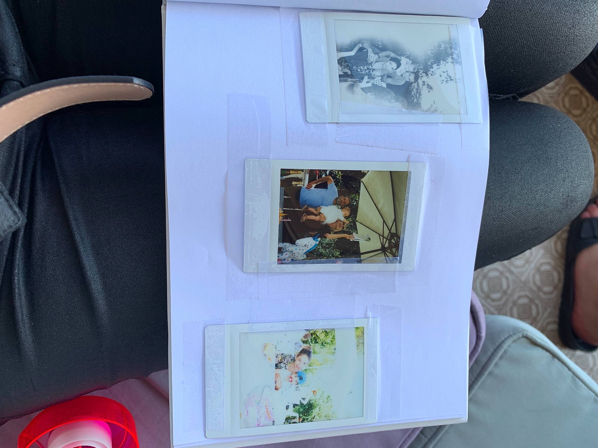 Tia a rejoint le concours — aidez-le/la à gagner de superbes lots ! art, audio_equipment, carmine, chair, design, display_device, event, fashion_accessory, font, gadget, illustration, joy, person, recreation, rectangle, room, visual_arts