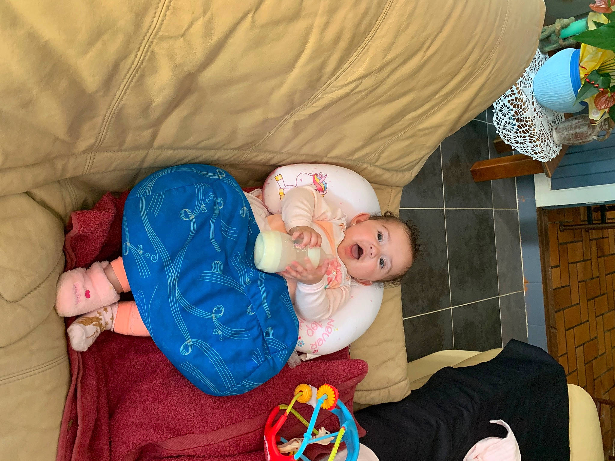 Zoé participe au concours pour gagner de l'argent avec cette photo : baby, baby_products, baby_sleeping, baby_toddler_clothing, baby_toys, child, comfort, event, finger, fun, hat, lap, mouth, orange, person, room, spider_man, stuffed_toy, textile, toddler