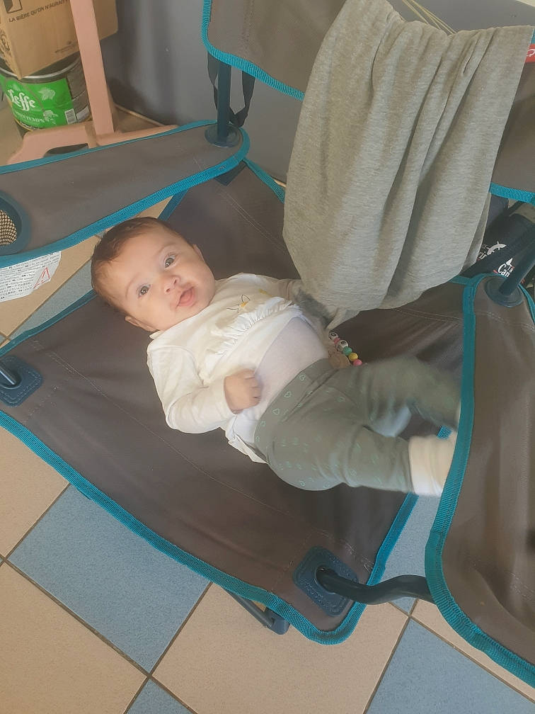 Zoé a rejoint le concours — aidez-le/la à gagner de superbes lots ! baby, baby_carriage, baby_products, baby_safety, baby_toddler_clothing, car_seat, child, comfort, electric_blue, flooring, hardwood, infant_bed, knee, lap, nap, person, room, sitting, sleep, toddler