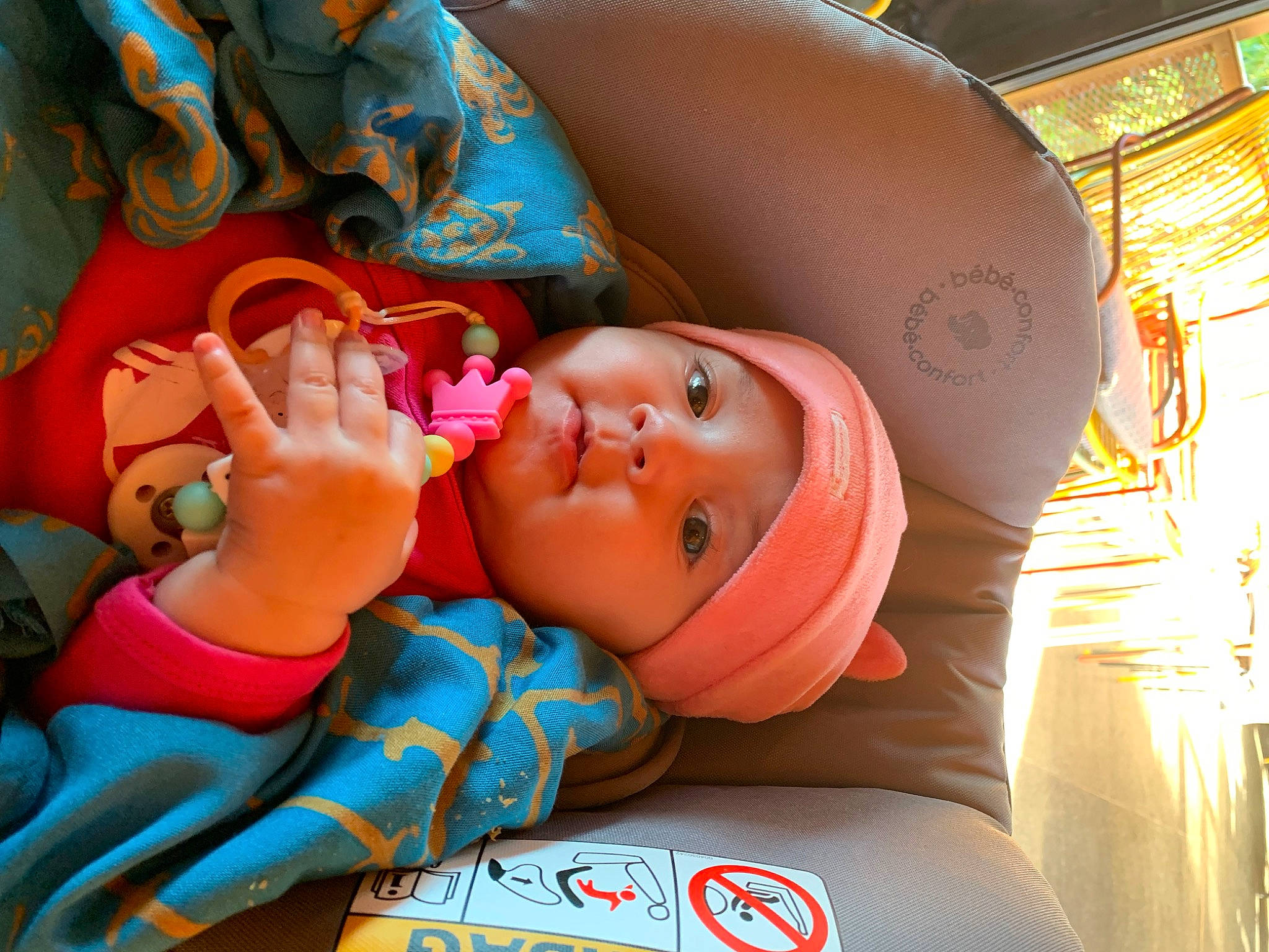 Zoé participe au concours pour gagner de l'argent avec cette photo : animation, chest, child, doll, eye, eyelash, facial_expression, finger, fun, happy, headwear, human_body, leisure, mouth, nail, orange, organ, peach, person, room