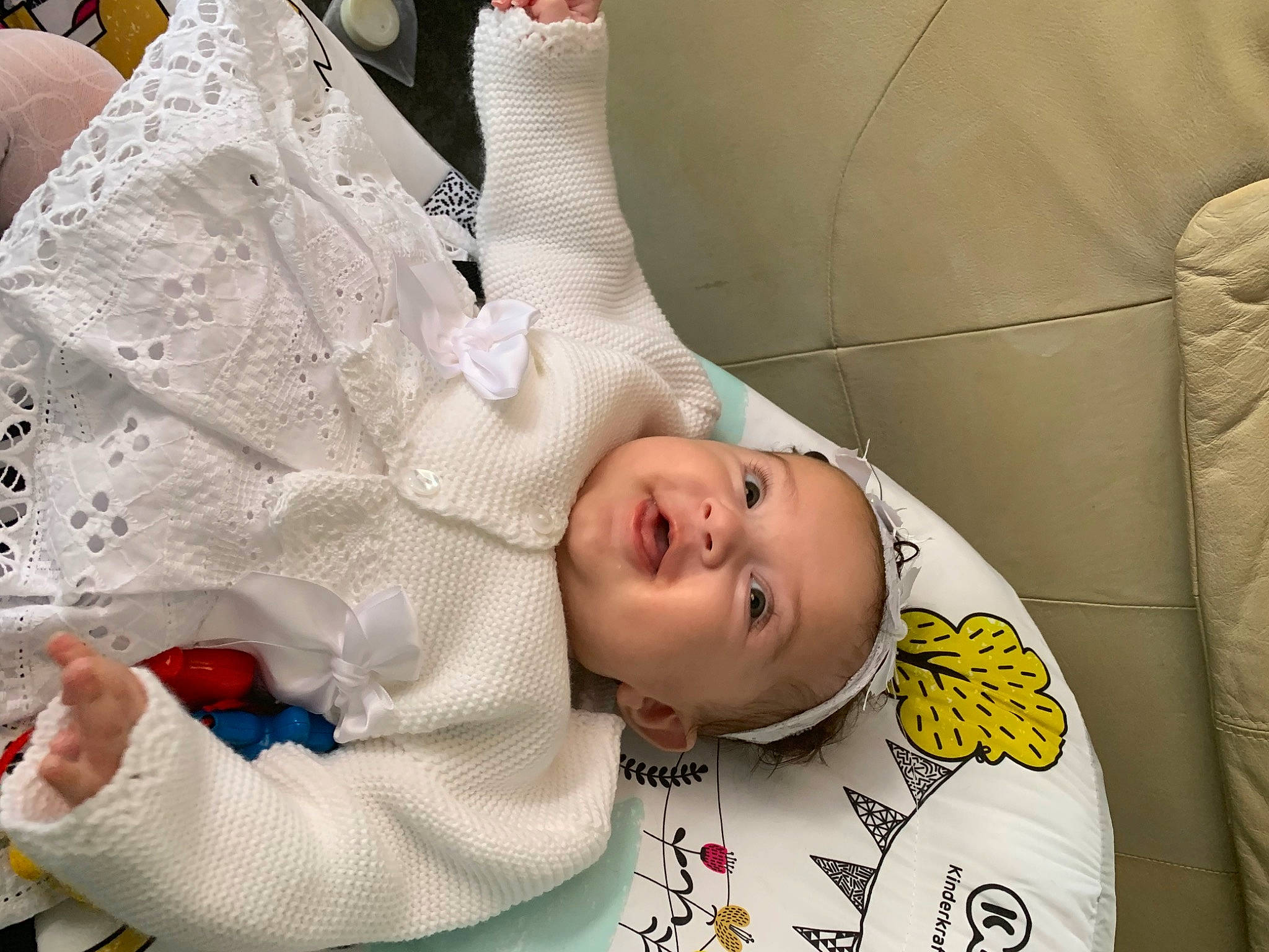 Zoé participe au concours pour gagner de l'argent avec cette photo : baby, baby_products, baby_safety, baby_toddler_clothing, child, comfort, gesture, happy, linens, pattern, person, room, skin, sleep, sleeve, smile, textile, toddler, white