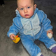Leyah participe au concours pour gagner de l'argent avec cette photo : toddler, child, blue_onesie, rubber_duck, purple_socks, floor, indoor, baby, person, hair_ties, pigtails, serious_expression, playtime, toy, candid, portrait, sitting, cute, young_child, casual