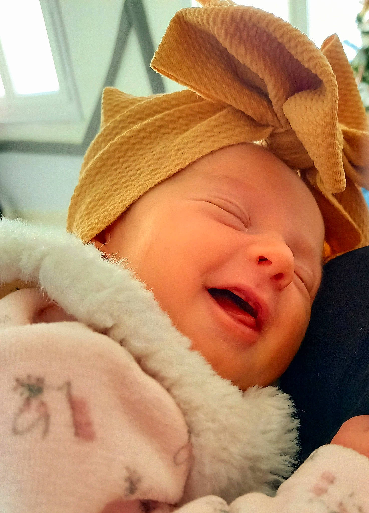 Lily-rose participe au concours pour gagner de l'argent avec cette photo : baby, baby_sleeping, cap, cheek, comfort, eye, face, finger, gesture, happy, hat, head, headgear, headwear, human_body, lip, mouth, nose, person, skin