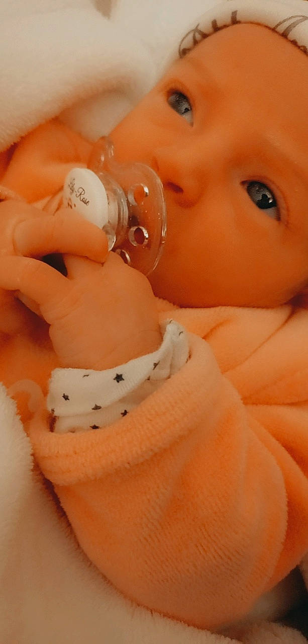 Lily-rose participe au concours pour gagner de l'argent avec cette photo : cheek, ear, eyebrow, eyelash, finger, fluid, gesture, hand, headwear, human_body, jaw, lip, liquid, mouth, nail, neck, nose, orange, person, pink