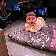 David a rejoint le concours — aidez-le/la à gagner de superbes lots ! baby, blanket, box, car_seat, chair, child, clothing, concrete_floor, curious, face, floor, furniture, home, indoor, lighting, mat, person, portrait, smile, young_child